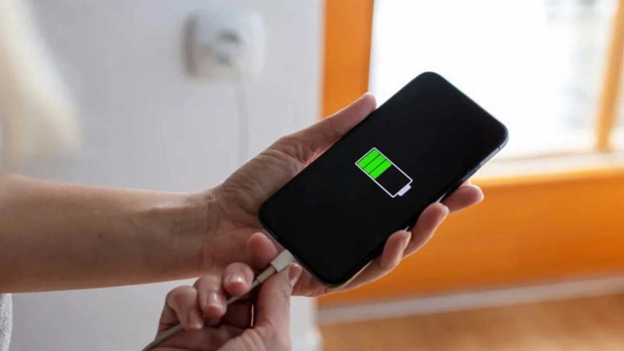 5 Dakikada Tam Şarj: Realme'nin 300W Atılımı 1 5 Dakikada Tam Sarj Realmenin 300W Atilimi 1