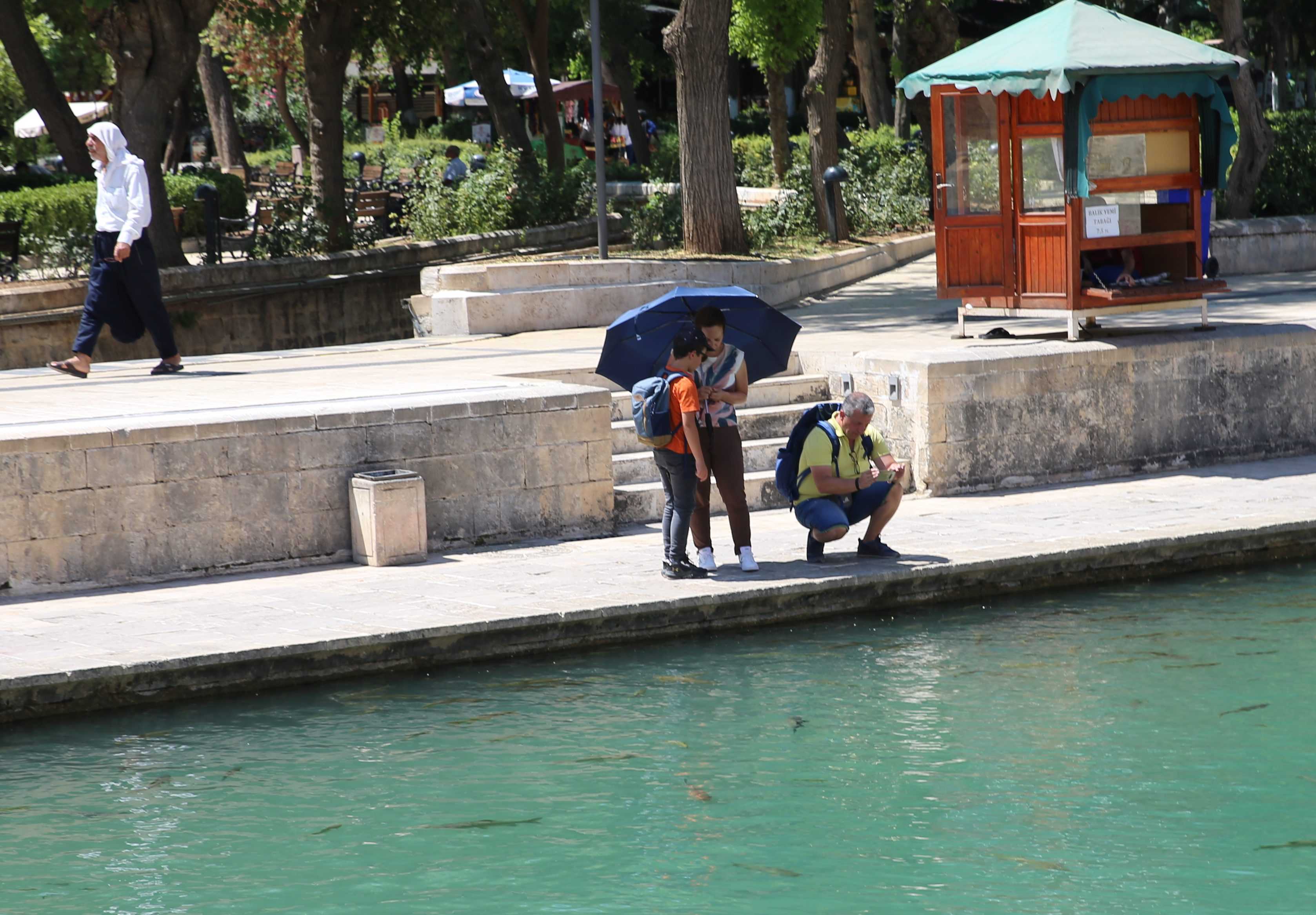 Şanlıurfa’da Kavurucu Sıcak: Termometreler 46 Derece! 2 AA 20240806 35331683 35331676 SANLIURFADA TERMOMETRELER 46 DERECEYI GOSTERDI