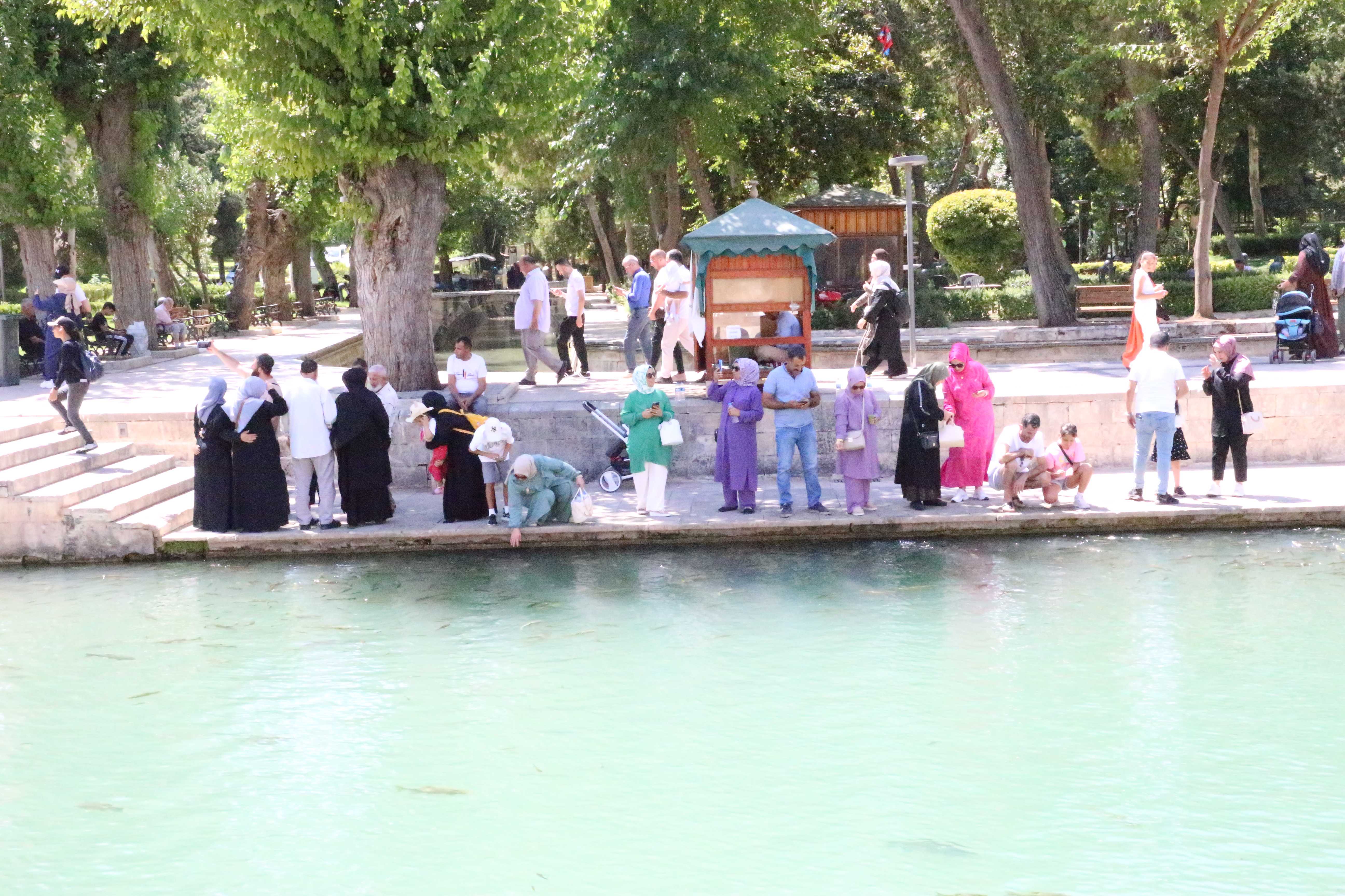 Şanlıurfa’da Kavurucu Sıcak: Termometreler 46 Derece! 3 AA 20240806 35331683 35331677 SANLIURFADA TERMOMETRELER 46 DERECEYI GOSTERDI