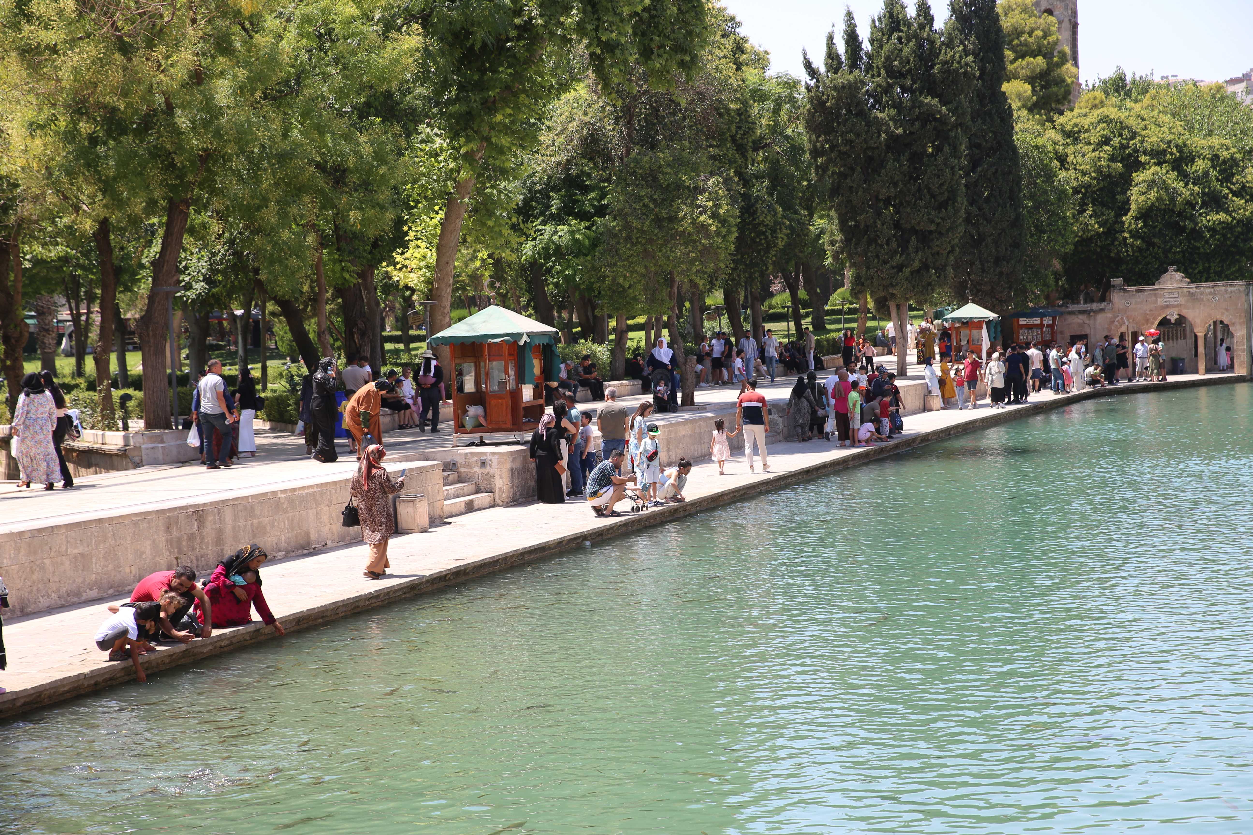 Şanlıurfa’da Kavurucu Sıcak: Termometreler 46 Derece! 5 AA 20240806 35331683 35331678 SANLIURFADA TERMOMETRELER 46 DERECEYI GOSTERDI