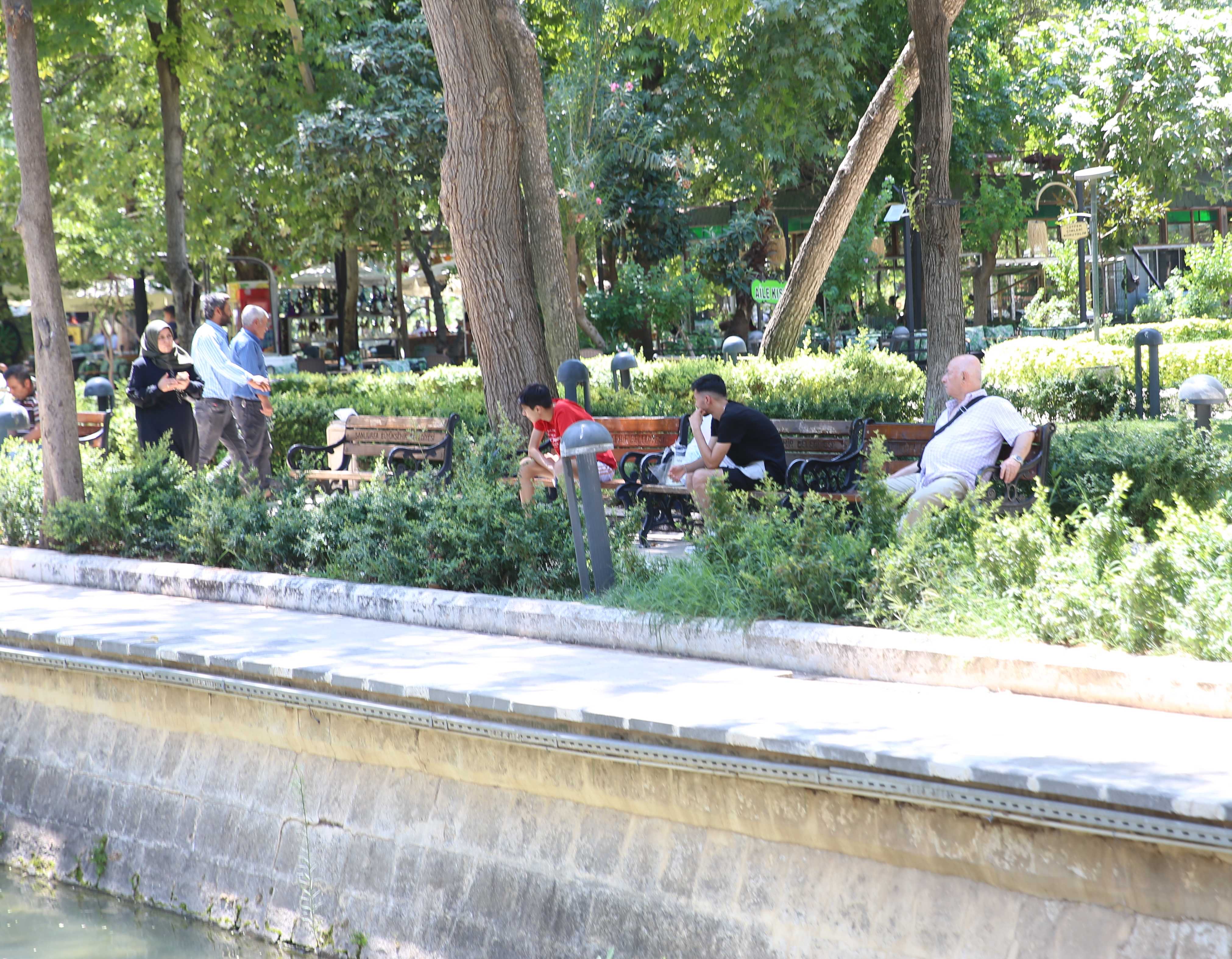Şanlıurfa’da Kavurucu Sıcak: Termometreler 46 Derece! 4 AA 20240806 35331683 35331679 SANLIURFADA TERMOMETRELER 46 DERECEYI GOSTERDI
