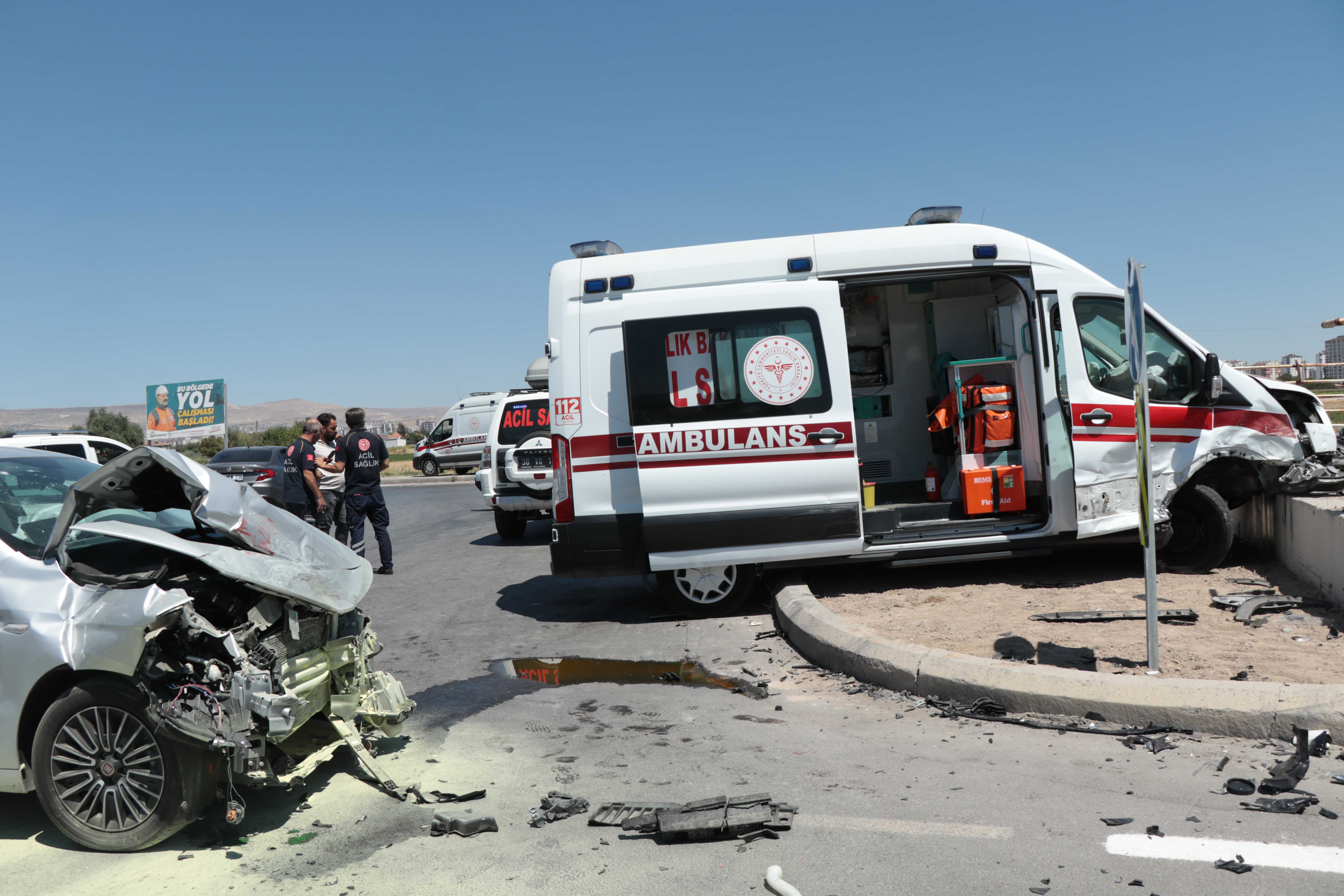 AA 20240815 35407042 35407040 KAYSERIDE AMBULANS ILE OTOMOBILIN CARPISMASI SONUCU 6 KISI YARALANDI