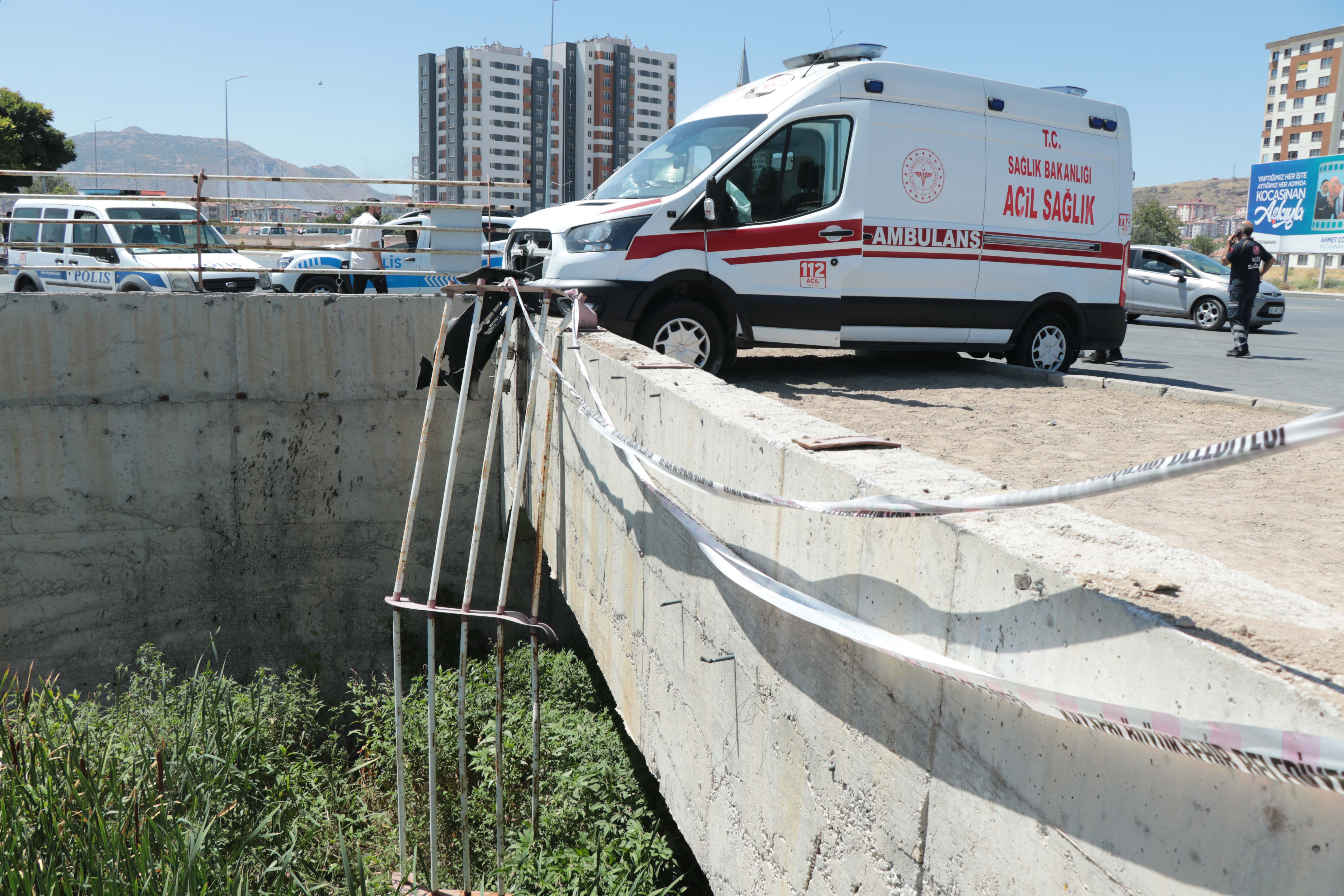 AA 20240815 35407042 35407041 KAYSERIDE AMBULANS ILE OTOMOBILIN CARPISMASI SONUCU 6 KISI YARALANDI