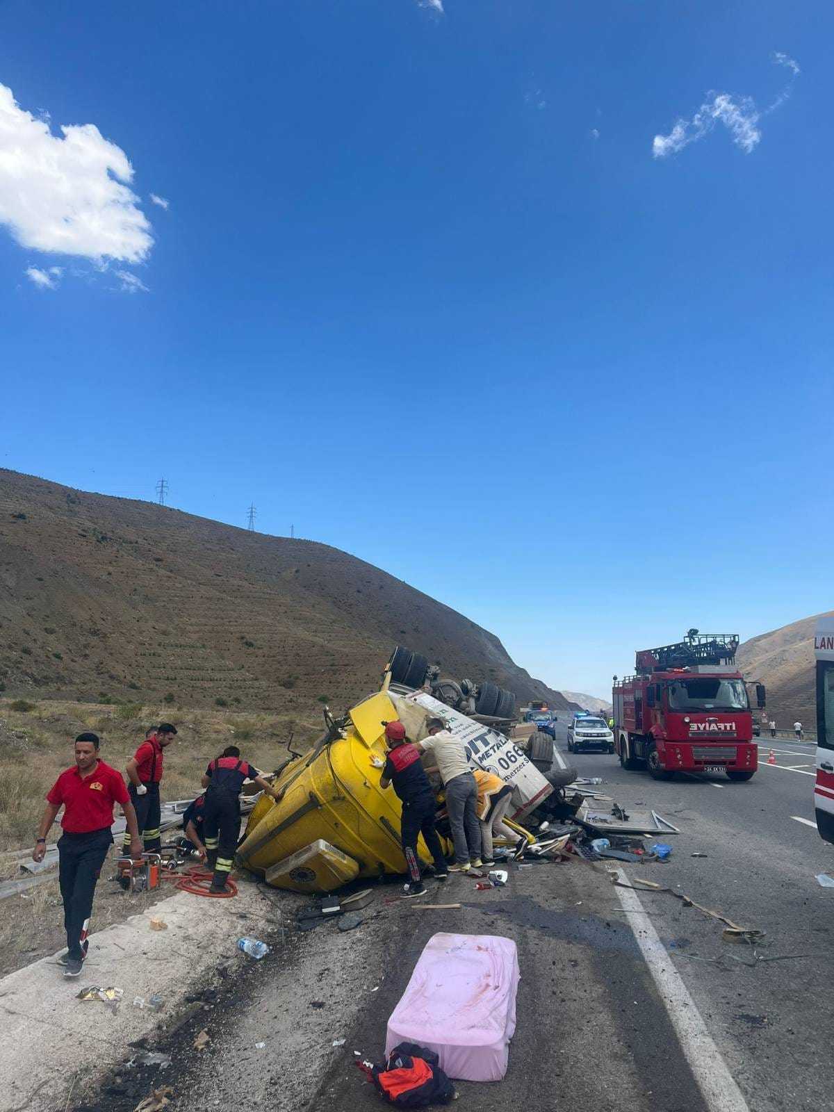 Erzincan'da Feci Kaza: 4 Ölü, 2 Yaralı 1 AA 20240824 35474576 35474575 ERZINCANDA IKI ARACIN CARPISTIGI KAZADA 4 KISI OLDU 2 KISI YARALANDI