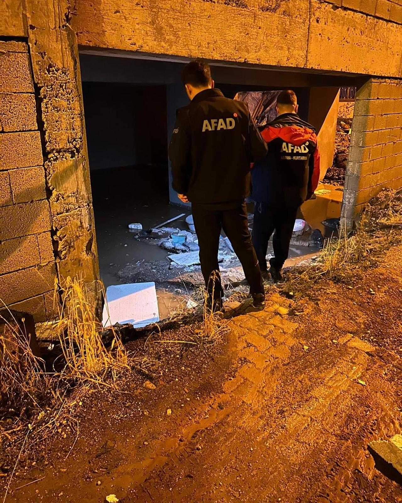 Sivas Gürün'de Sağanak Sele Yol Açtı, 8 Evi Su Bastı 2 AA 20240824 35477387 35477384 SIVASIN GURUN ILCESINDE SAGANAK SELE NEDEN OLDU 8 EVI SU BASTI