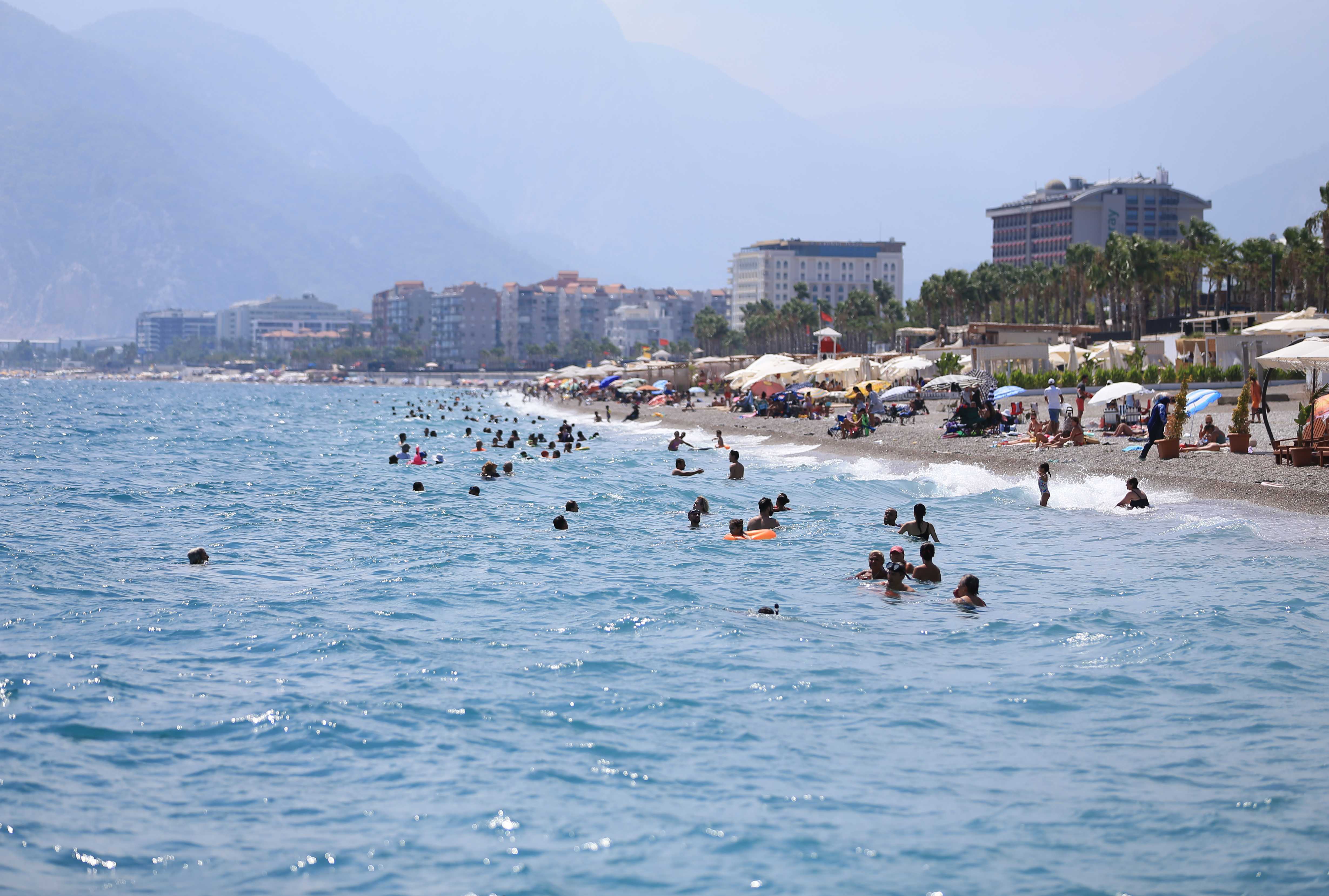 Antalya Sahilleri Tıklım Tıklım Doldu 6 AA 20240828 35502686 35502674 ANTALYA SAHILLERINDE SICAK HAVA YOGUNLUGU