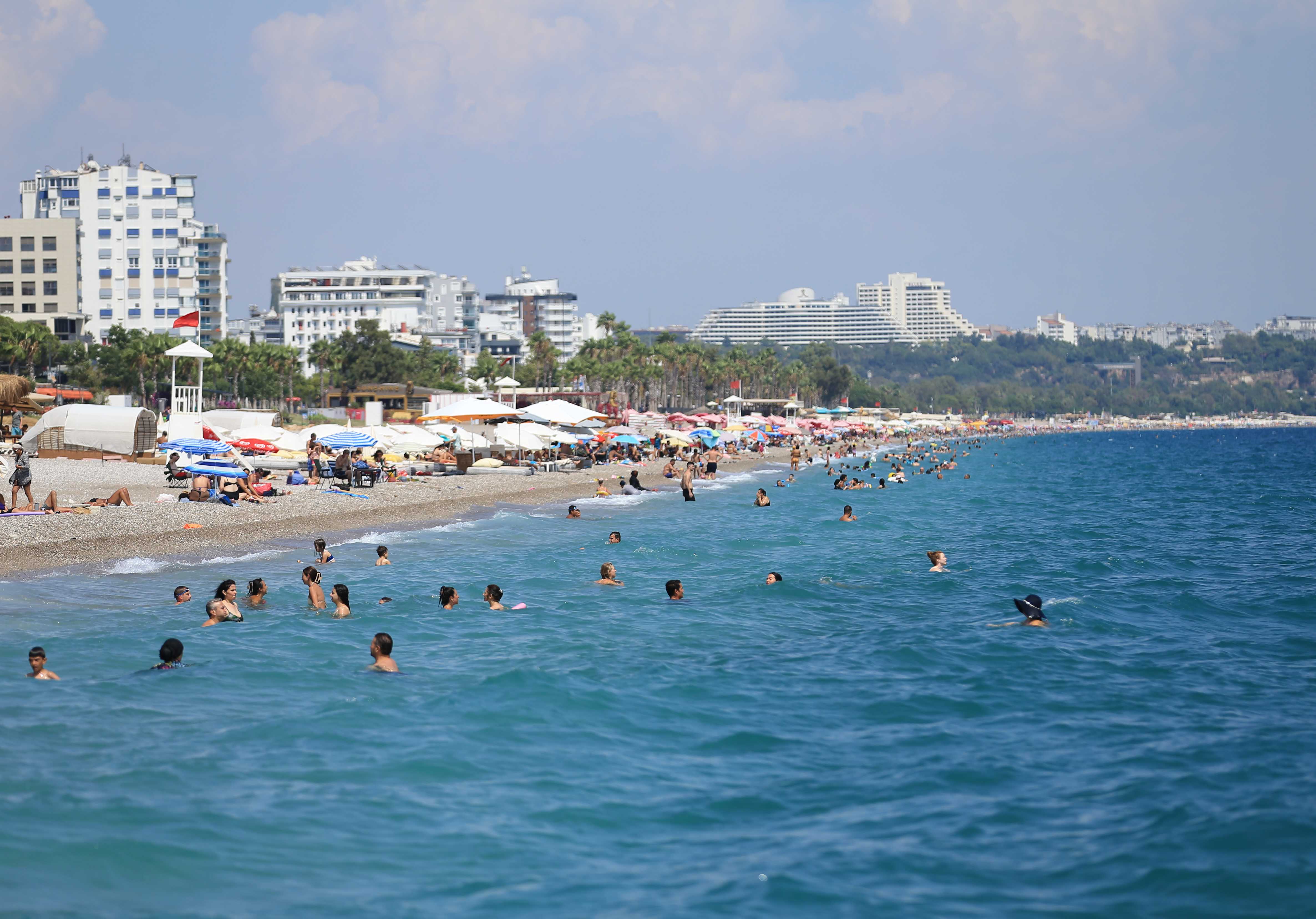 Antalya Sahilleri Tıklım Tıklım Doldu 2 AA 20240828 35502686 35502675 ANTALYA SAHILLERINDE SICAK HAVA YOGUNLUGU