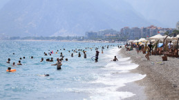 Antalya Sahilleri Tıklım Tıklım Doldu