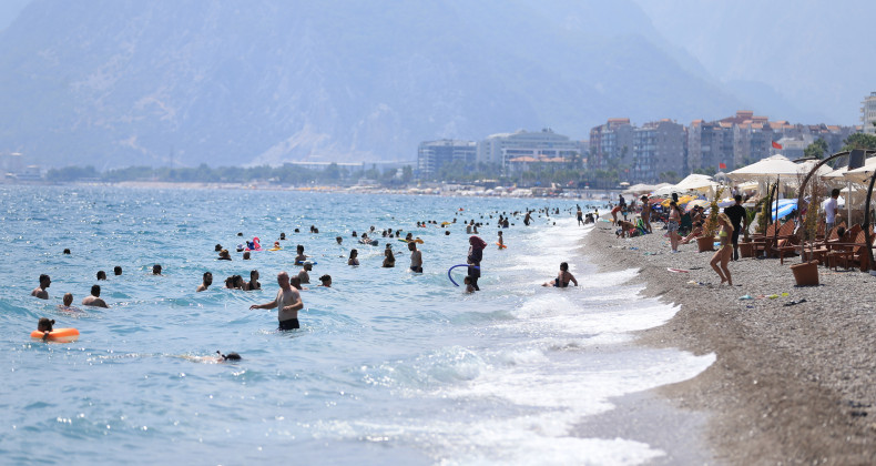 Antalya Sahilleri Tıklım Tıklım Doldu