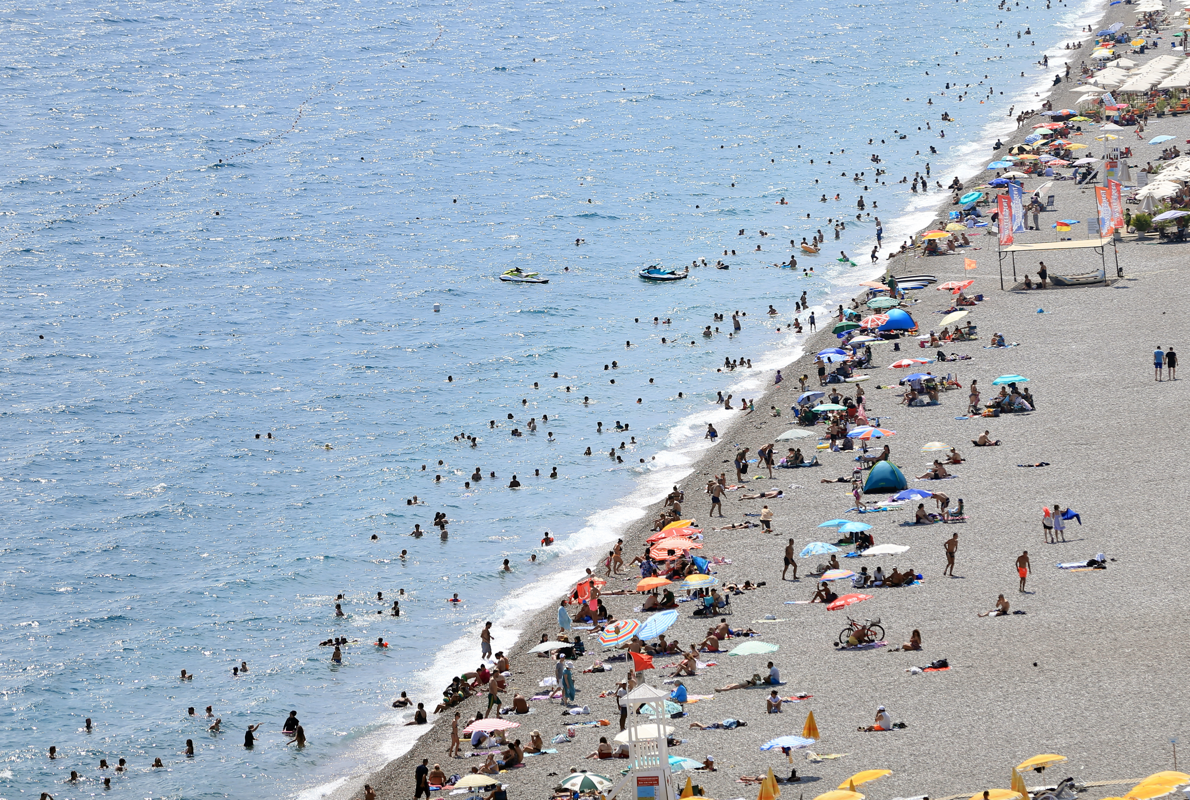 Antalya Sahilleri Tıklım Tıklım Doldu 1 AA 20240828 35502686 35502679 ANTALYA SAHILLERINDE SICAK HAVA YOGUNLUGU