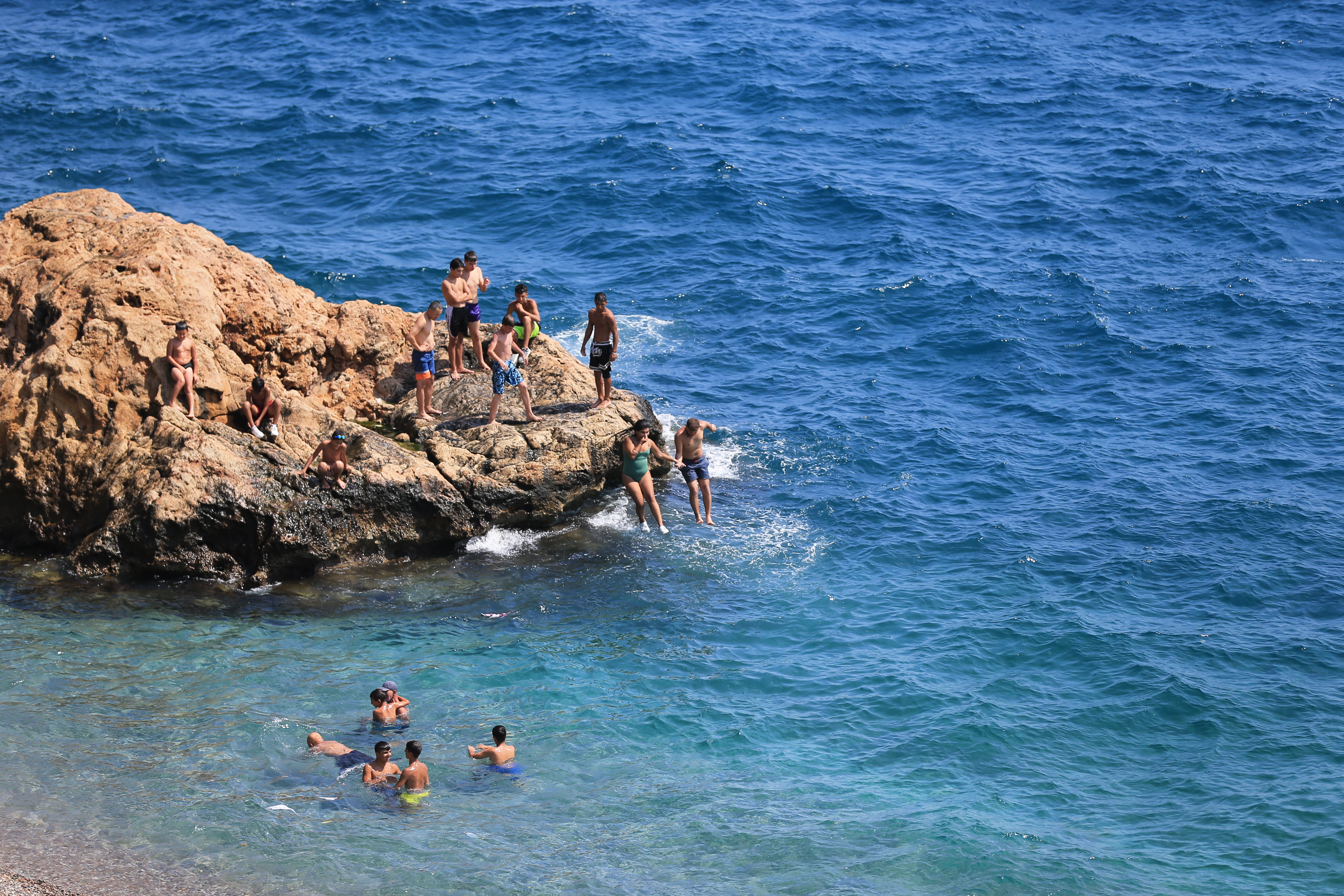 Antalya Sahilleri Tıklım Tıklım Doldu 3 AA 20240828 35502686 35502680 ANTALYA SAHILLERINDE SICAK HAVA YOGUNLUGU