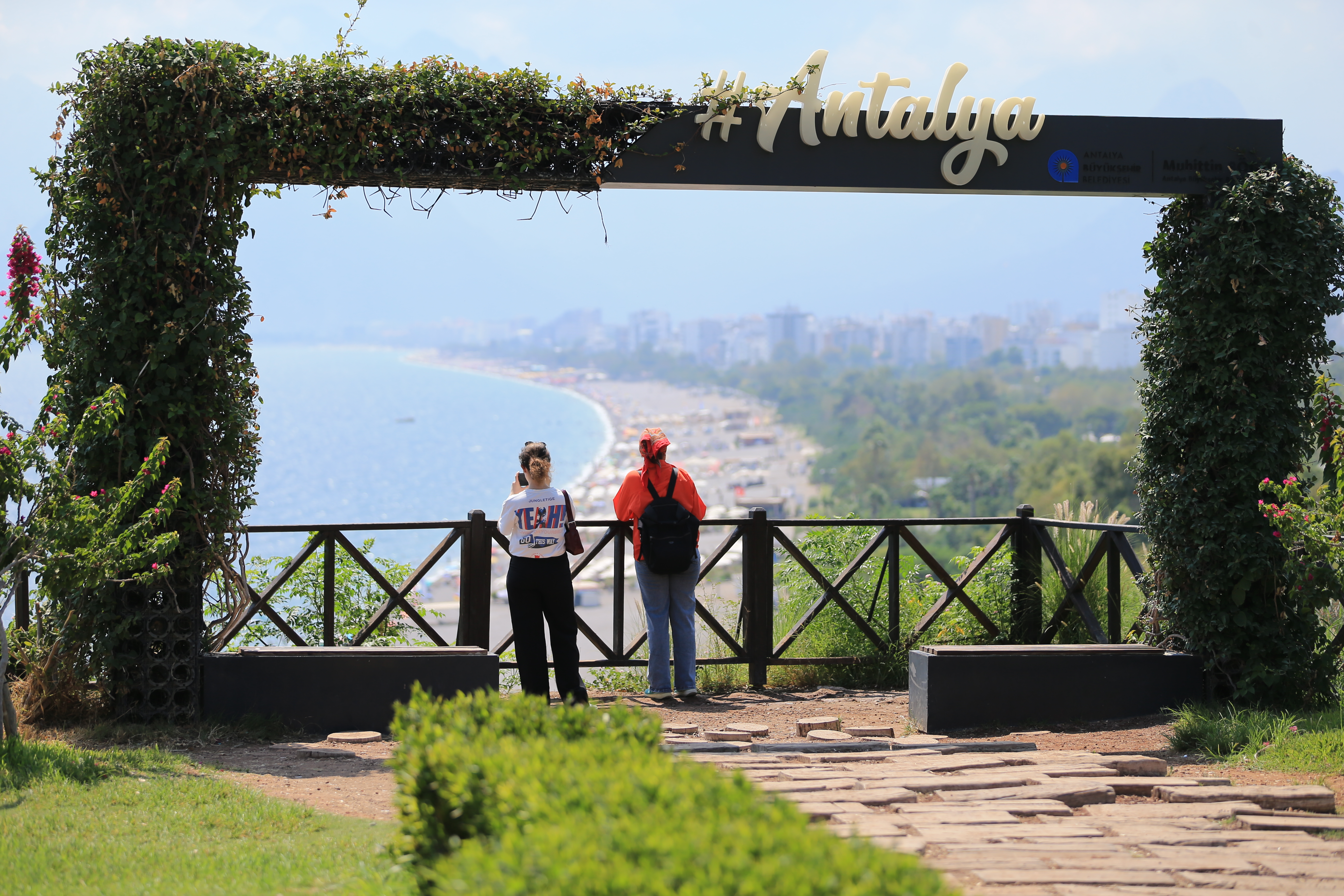 Antalya Sahilleri Tıklım Tıklım Doldu 5 AA 20240828 35502686 35502682 ANTALYA SAHILLERINDE SICAK HAVA YOGUNLUGU
