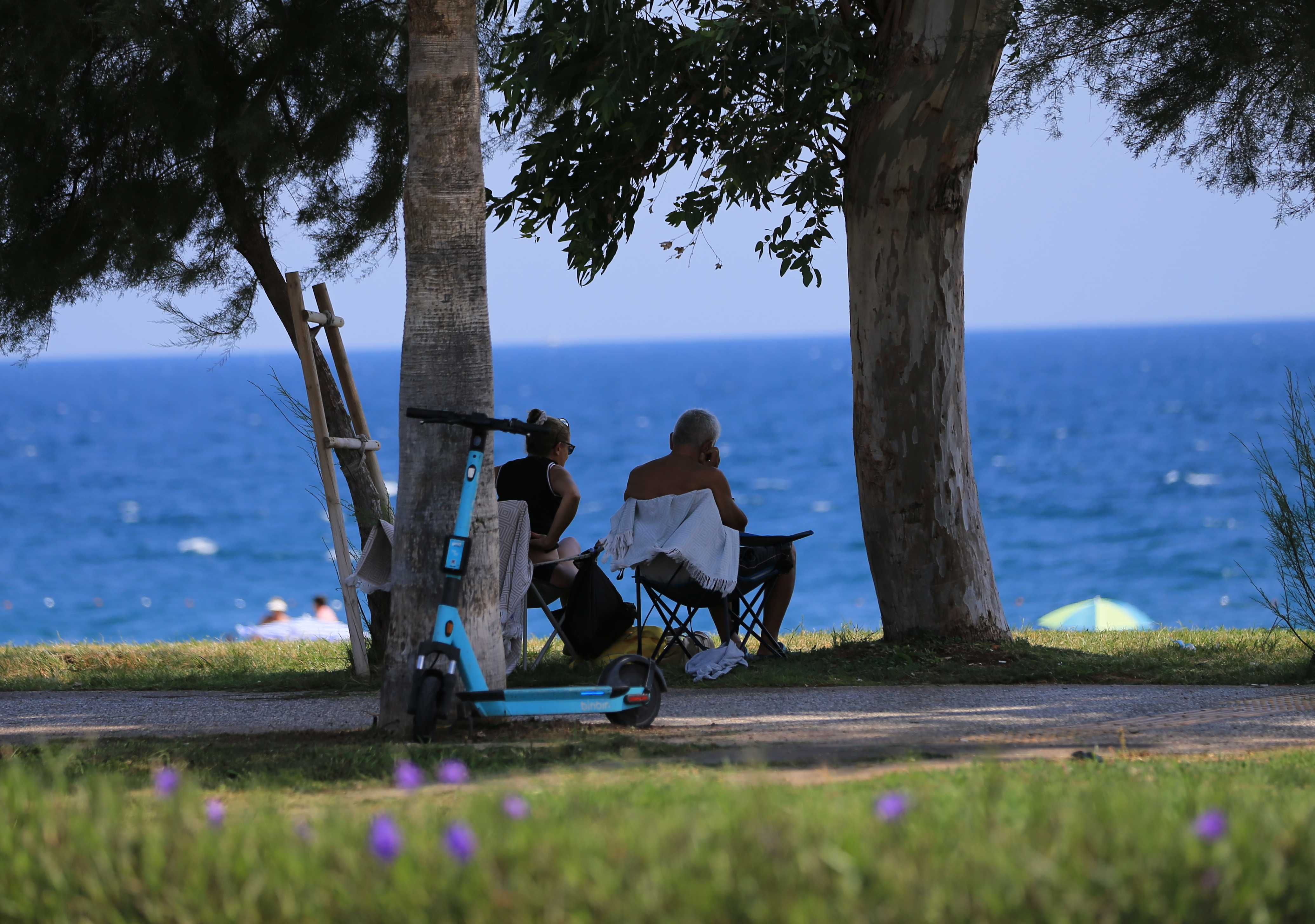 Antalya Sahilleri Tıklım Tıklım Doldu 4 AA 20240828 35502686 35502684 ANTALYA SAHILLERINDE SICAK HAVA YOGUNLUGU