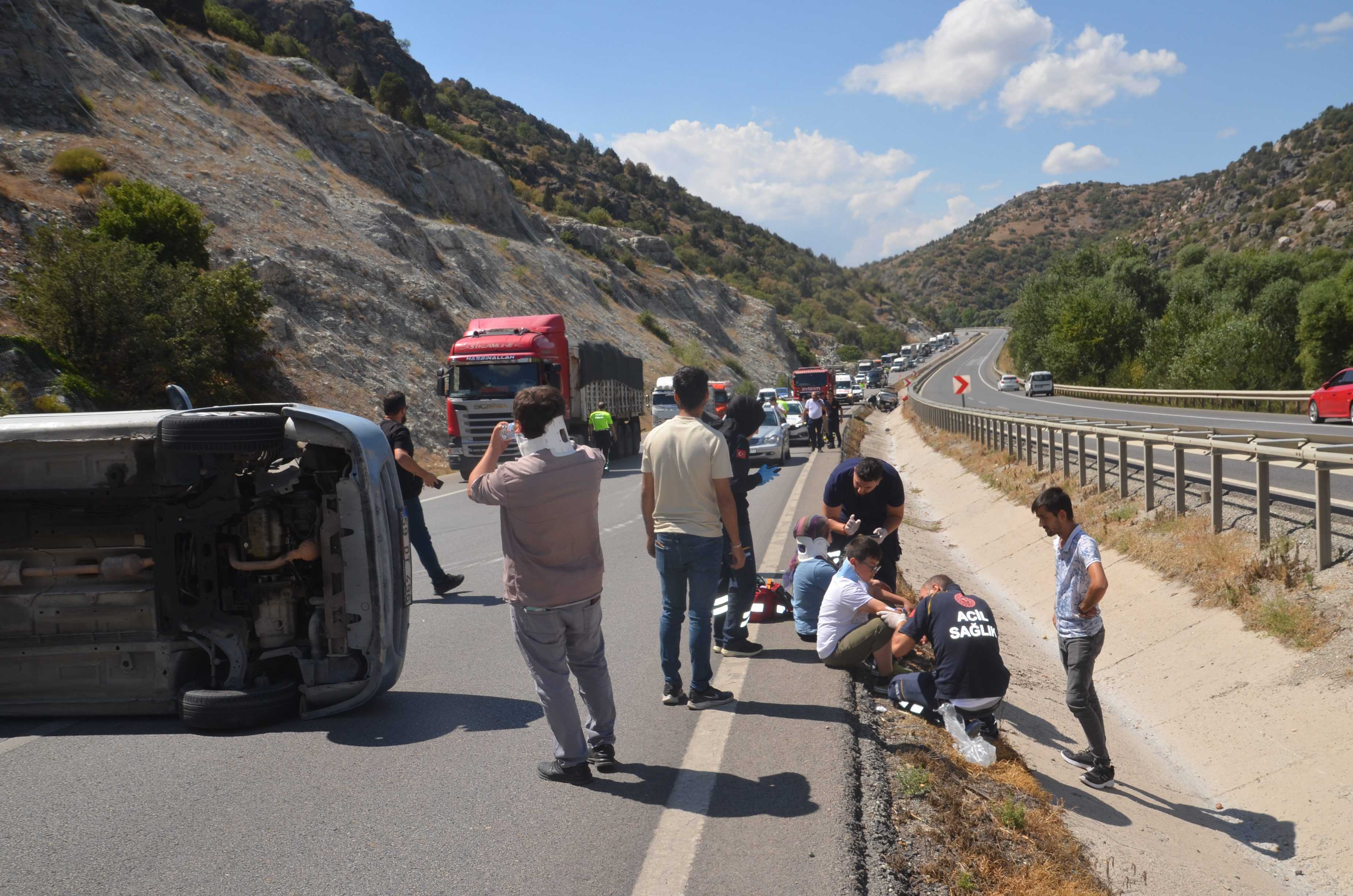 Kütahya'da Zincirleme Kaza: 6 Yaralı 2 AA 20240828 35502841 35502839 KUTAHYADA ZINCIRLEME TRAFIK KAZASINDA 6 KISI YARALANDI