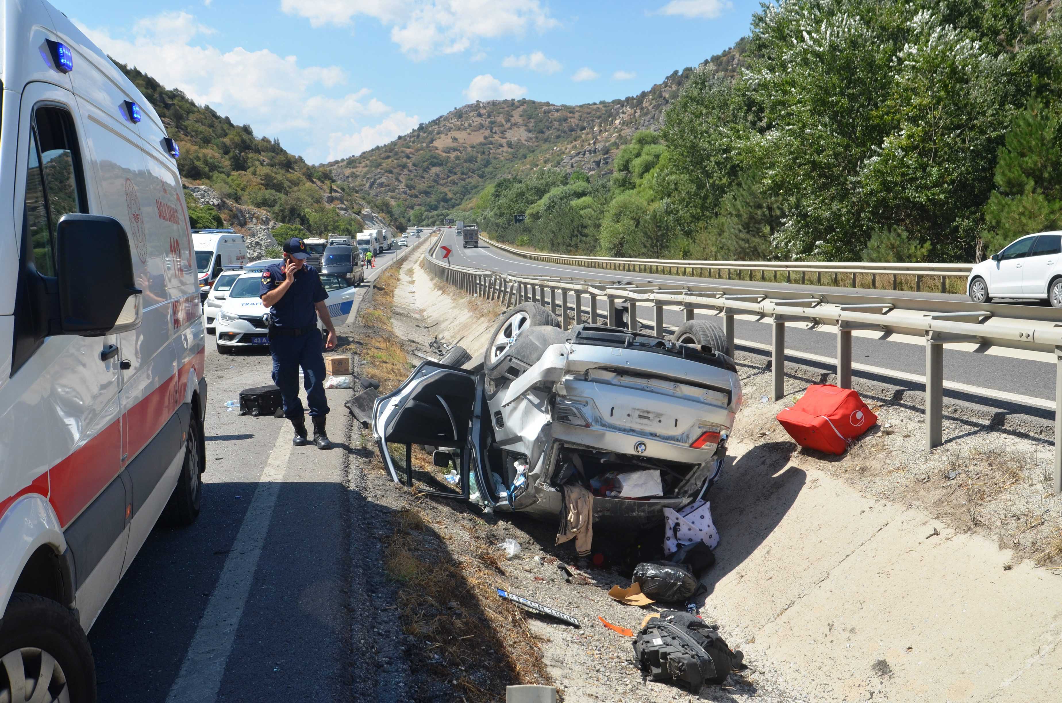Kütahya'da Zincirleme Kaza: 6 Yaralı 3 AA 20240828 35502841 35502840 KUTAHYADA ZINCIRLEME TRAFIK KAZASINDA 6 KISI YARALANDI