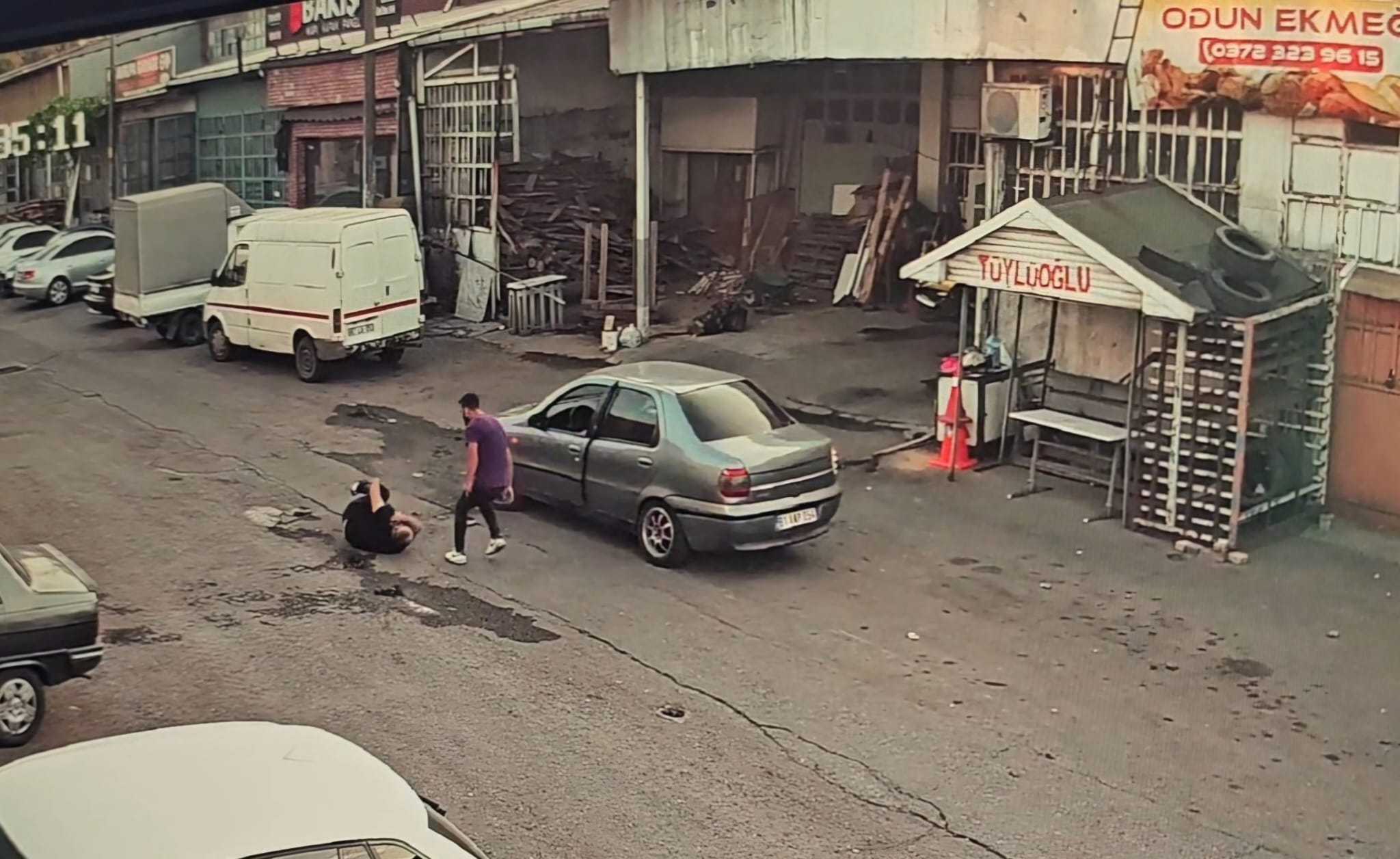 Zonguldak'ta Aracıyla Çarptı, Yere Düşürdü ve Darbetti 2 AA 20240829 35511906 35511904 ZONGULDAKTA OTOMOBILLE CARPARAK YERE DUSURULEN KISININ DARBEDILMESI GUVENLIK KAMERASINDA