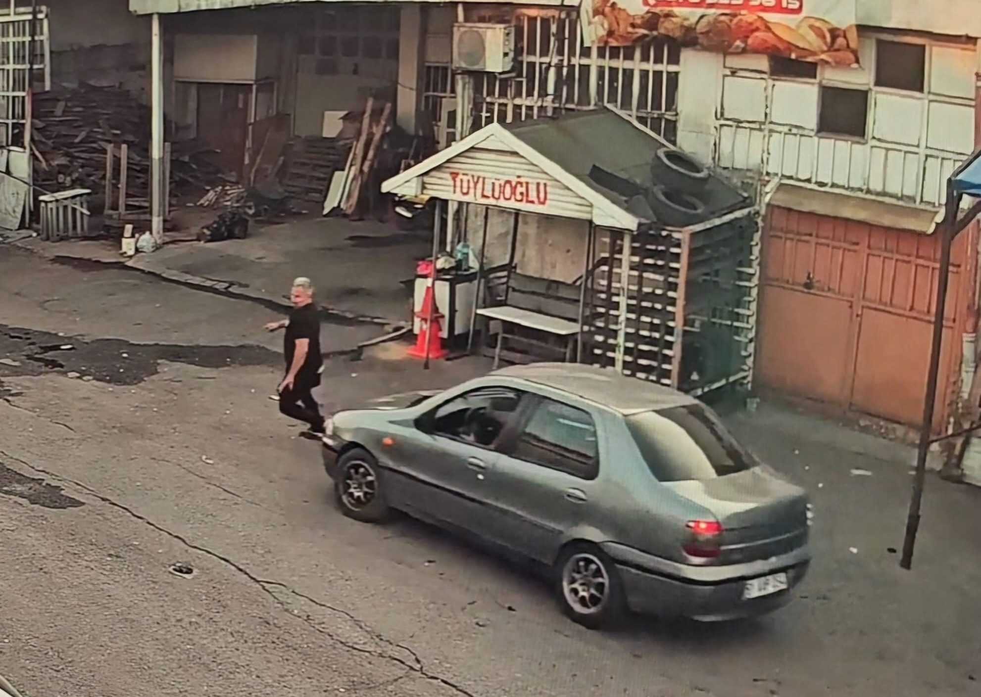 Zonguldak'ta Aracıyla Çarptı, Yere Düşürdü ve Darbetti 1 AA 20240829 35511906 35511905 ZONGULDAKTA OTOMOBILLE CARPARAK YERE DUSURULEN KISININ DARBEDILMESI GUVENLIK KAMERASINDA