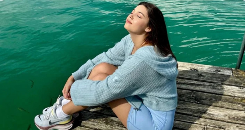 Afra Saraçoğlu’ndan Tatil ve Demet Akalın’dan Tepki