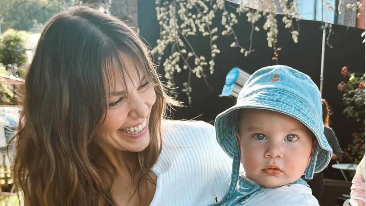 Aslı Enver’den Mutlu Anlar: Kızı Elay’ın İlk Adımları 2 Asli Enverden Mutlu Anlar Kizi Elayin Ilk Adimlari 2