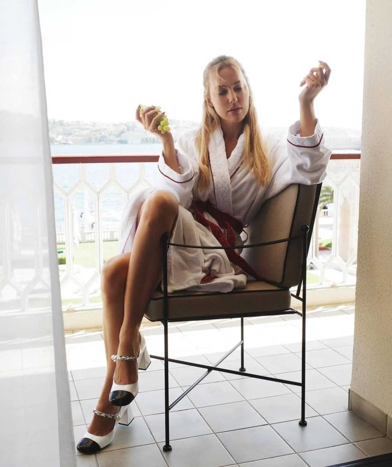 Bornozlu Pozuyla Meryem Uzerli'den Cesur Paylaşım 2 Bornozlu Pozuyla Meryem Uzerliden Cesur Paylasim 2