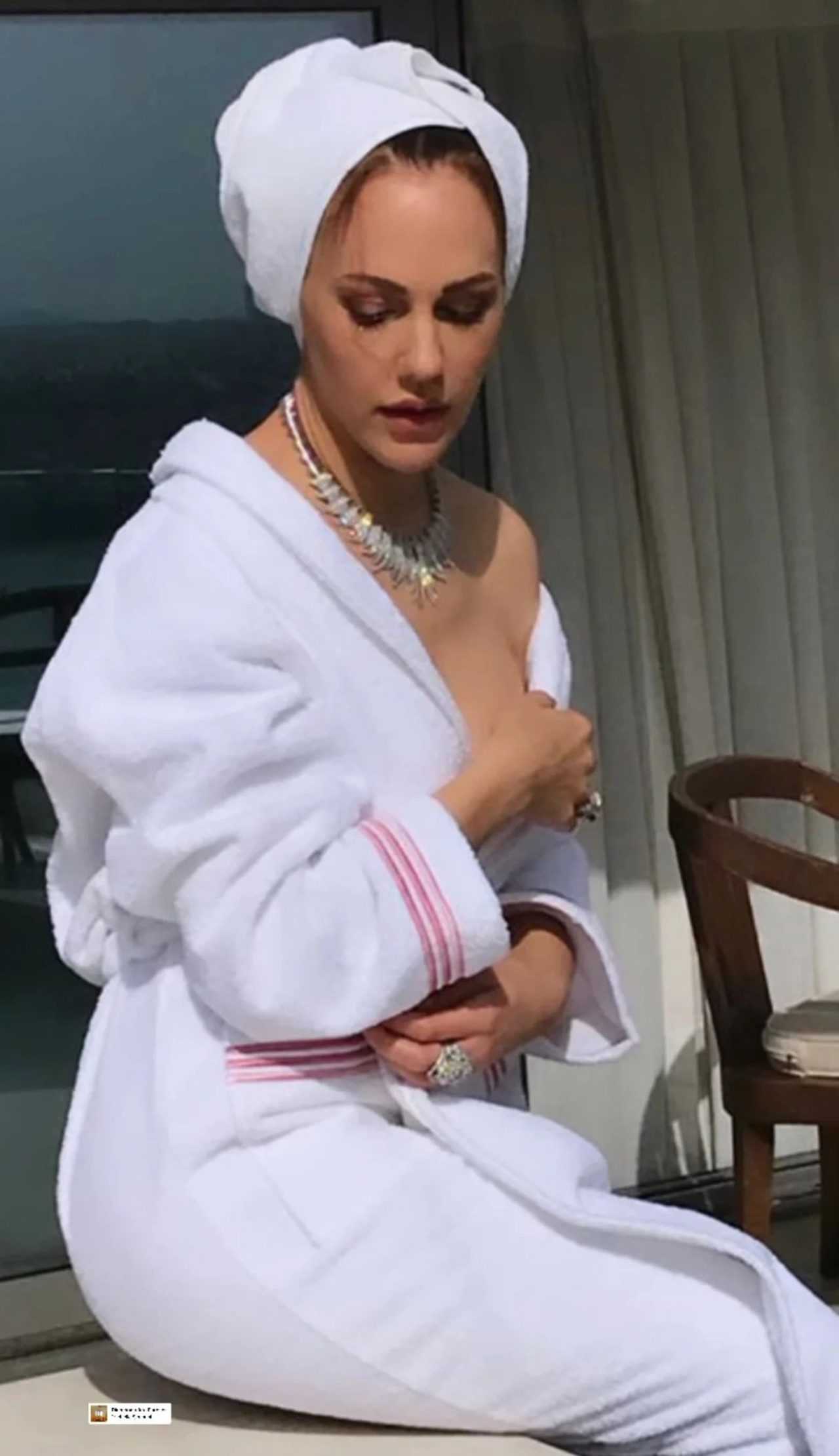 Bornozlu Pozuyla Meryem Uzerli'den Cesur Paylaşım 4 Bornozlu Pozuyla Meryem Uzerliden Cesur Paylasim 5