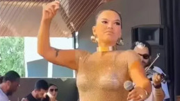 Demet Akalın’ın Transparan Kostümü Sosyal Medyayı Salladı