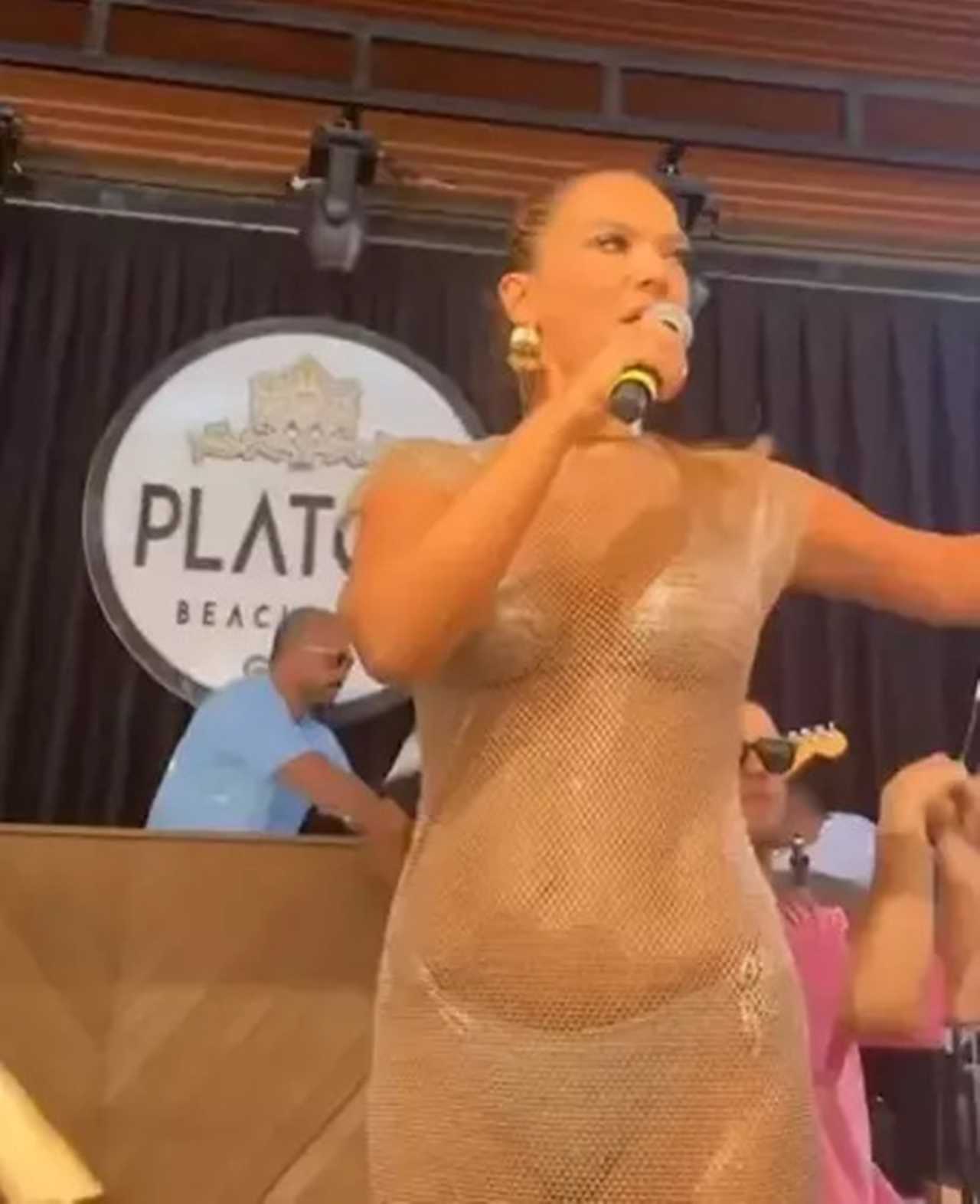 Demet Akalın'ın Transparan Kostümü Sosyal Medyayı Salladı 2 Demet Akalinin Transparan Kostumu Sosyal Medyayi Salladi 3