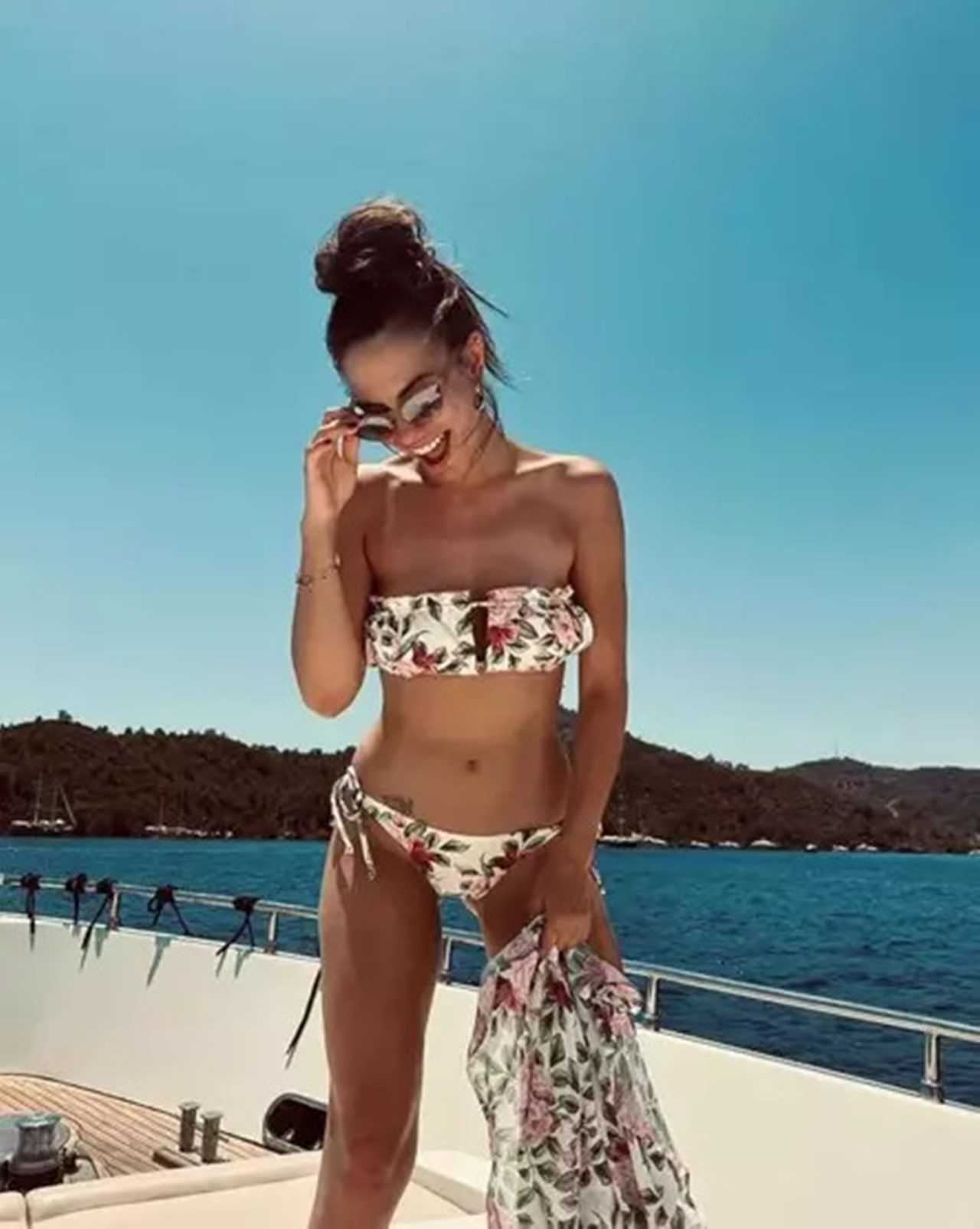 Demet Özdemir'den Tatil Modası: Plajda Şıklık Rüzgârı 1 Demet Ozdemirden Tatil Modasi Plajda Siklik Ruzgari 2