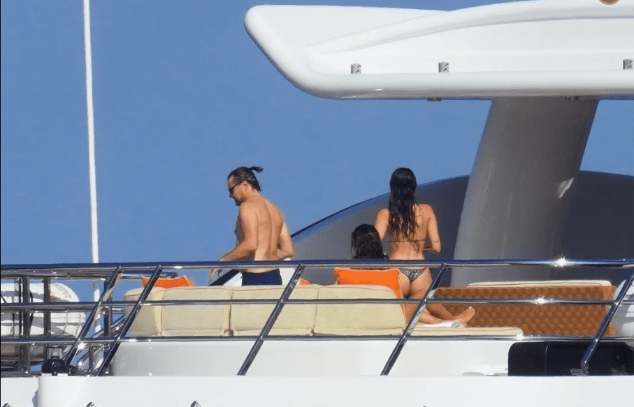 DiCaprio ve Ceretti, Cannes’da Lüks Yatta Görüntülendi! 7 Ekran goruntusu 2024 08 27 151641