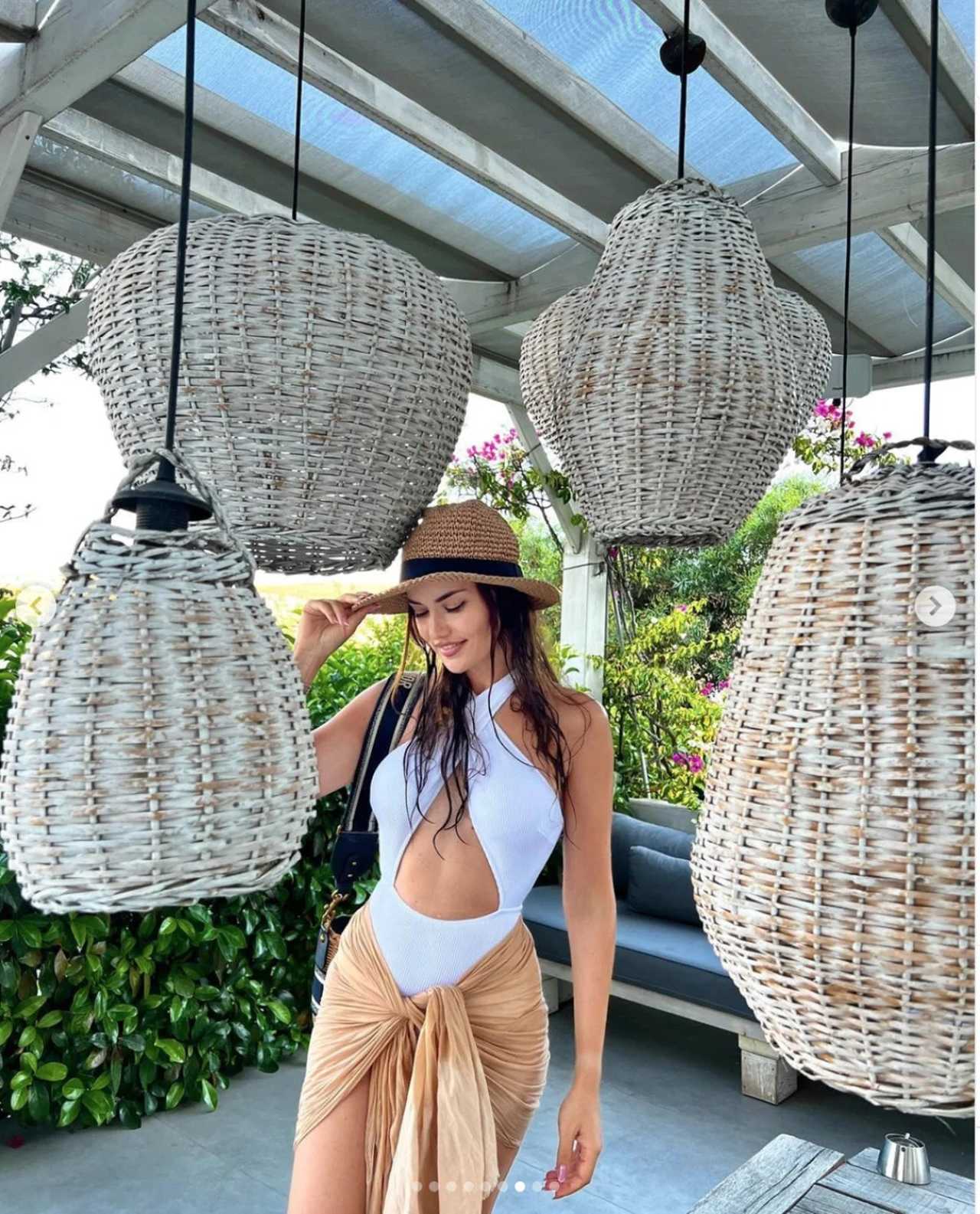 Fahriye Evcen'in Beyaz Mayo Pozları Sosyal Medyayı Salladı 1 Fahriye Evcenin Beyaz Mayo Pozlari Sosyal Medyayi Salladi 2