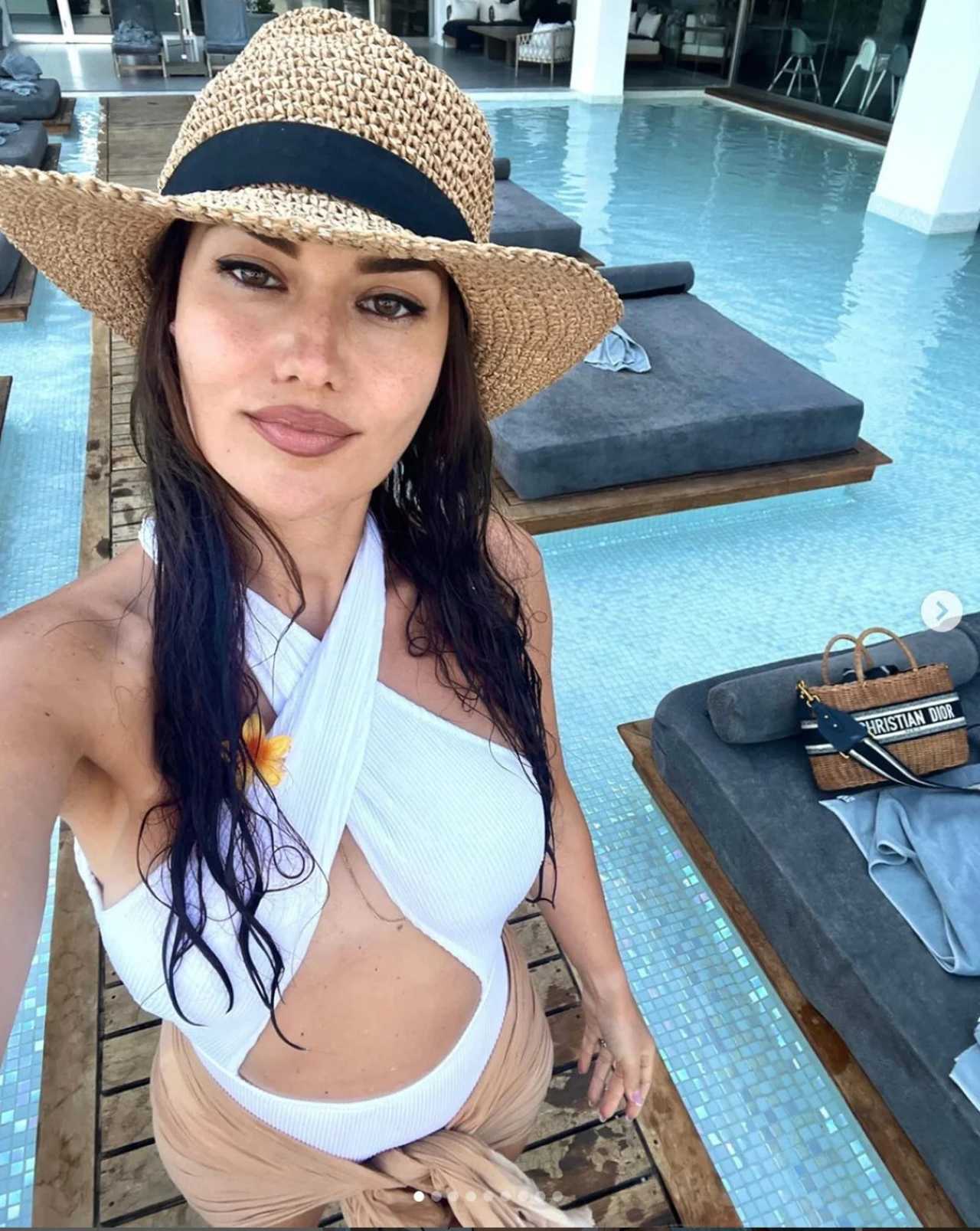 Fahriye Evcen'in Beyaz Mayo Pozları Sosyal Medyayı Salladı 3 Fahriye Evcenin Beyaz Mayo Pozlari Sosyal Medyayi Salladi 4