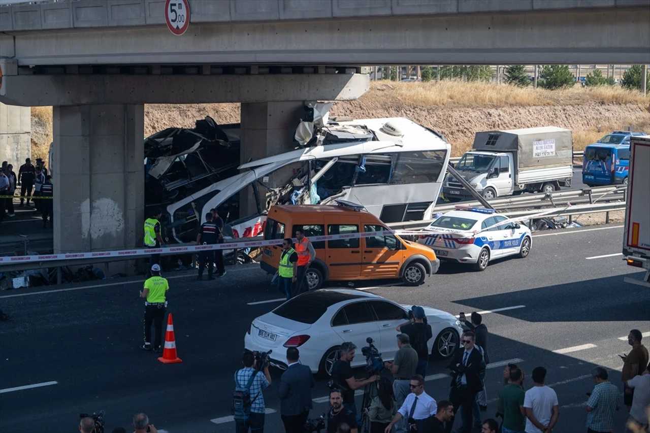 Feci Kaza: Köprü Ayağına Çarpan Otobüs 11 Can Aldı 3 Feci Kaza Kopru Ayagina Carpan Otobus 11 Can Aldi 4