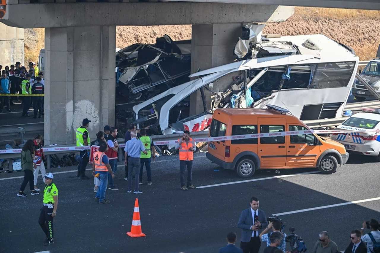 Feci Kaza: Köprü Ayağına Çarpan Otobüs 11 Can Aldı 4 Feci Kaza Kopru Ayagina Carpan Otobus 11 Can Aldi 5
