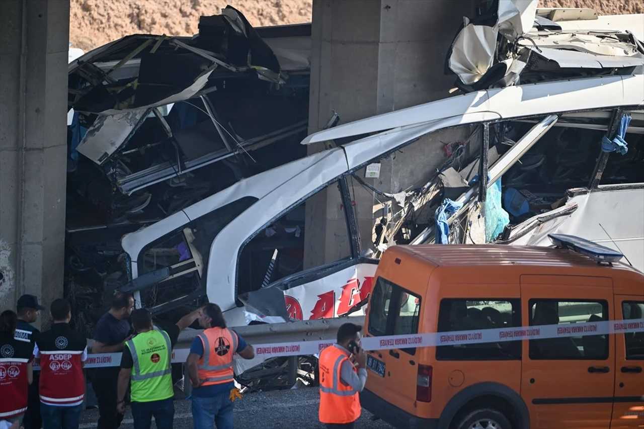Feci Kaza: Köprü Ayağına Çarpan Otobüs 11 Can Aldı 5 Feci Kaza Kopru Ayagina Carpan Otobus 11 Can Aldi 6