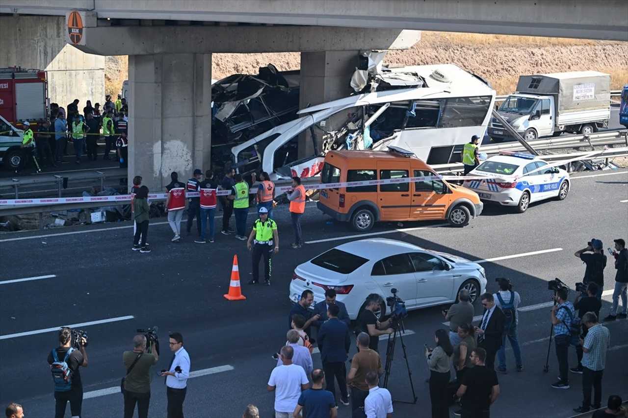 Feci Kaza: Köprü Ayağına Çarpan Otobüs 11 Can Aldı 6 Feci Kaza Kopru Ayagina Carpan Otobus 11 Can Aldi 7