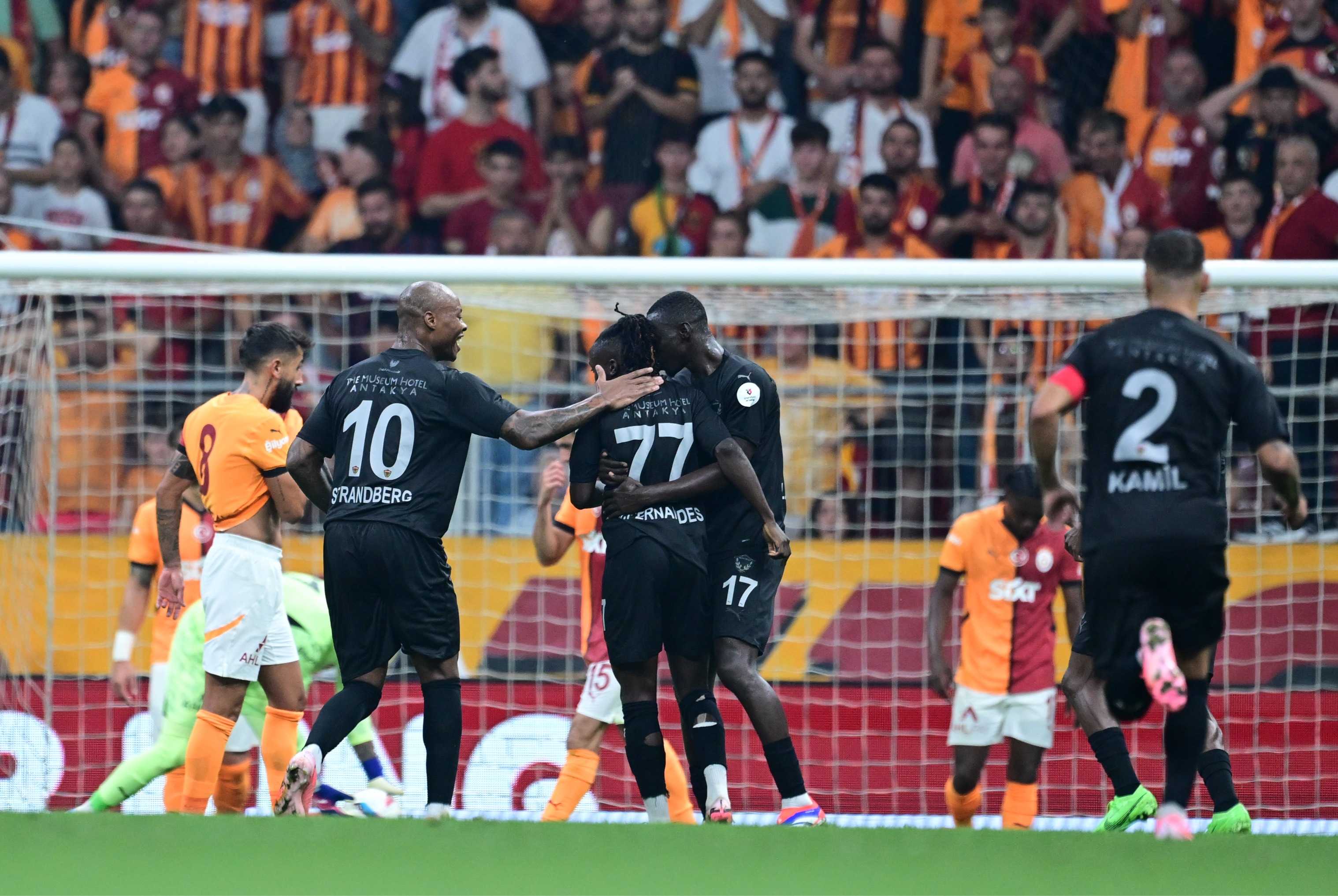 Galatasaray'da Batshuayi Tarih Yazdı! 3 GUkUQcLXYAAUm0Z