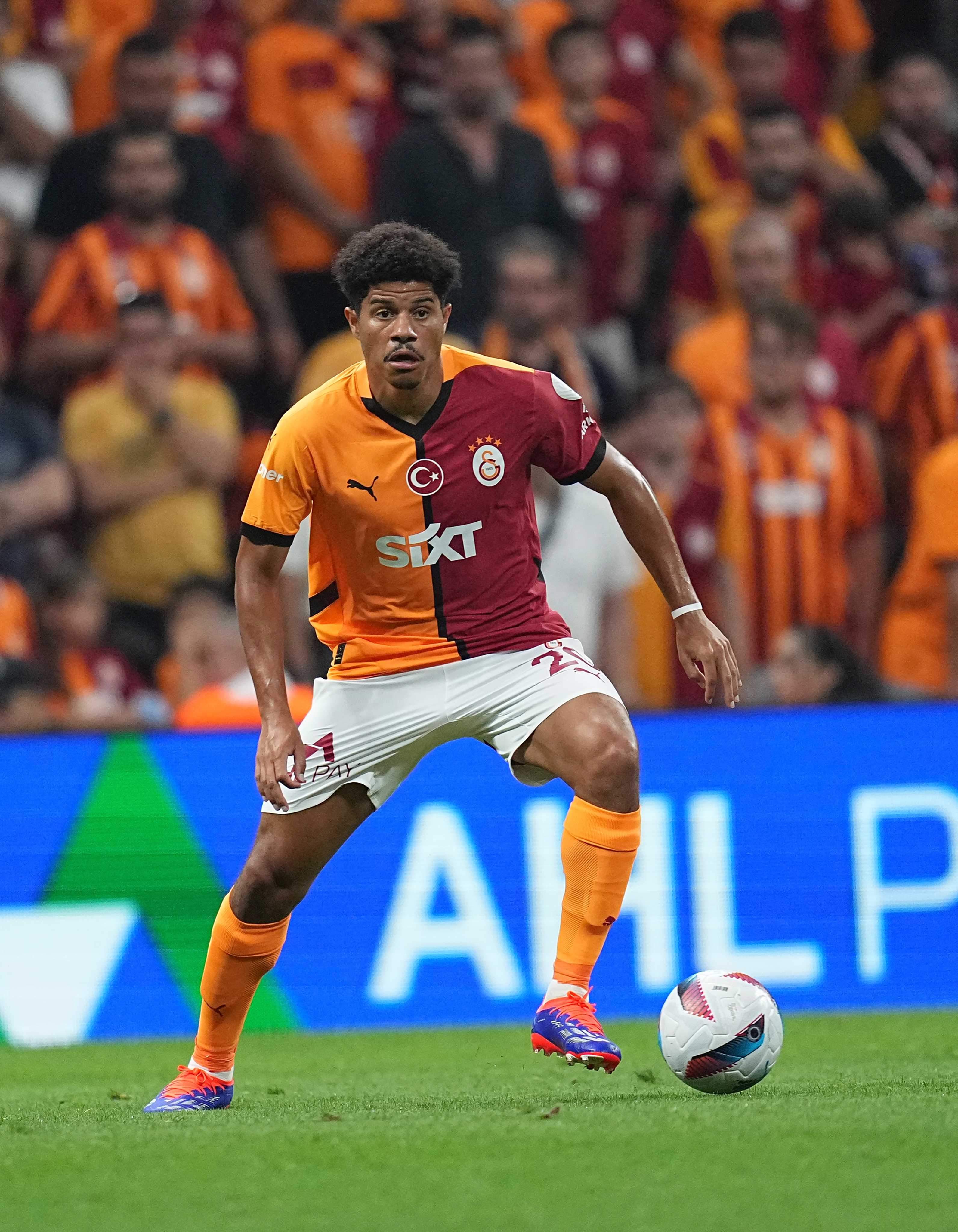 Galatasaray'da Batshuayi Tarih Yazdı! 5 GUkV9MNWoAAXuXL