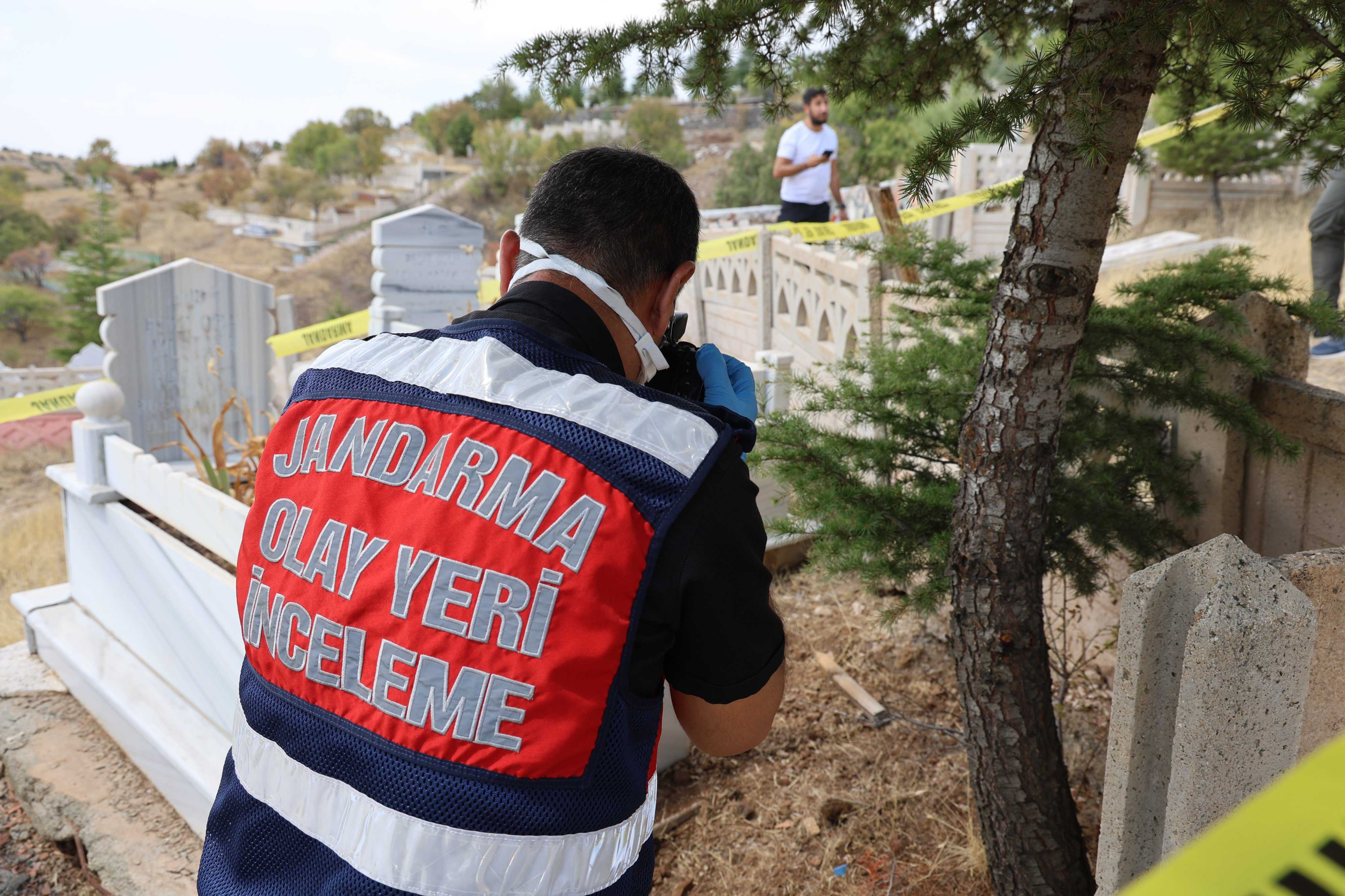 Elazığ’da Mezarlıkta Toprağa Gömülü Bebek Cesedi Bulundu! 1 GV K7NnXwAE40TZ