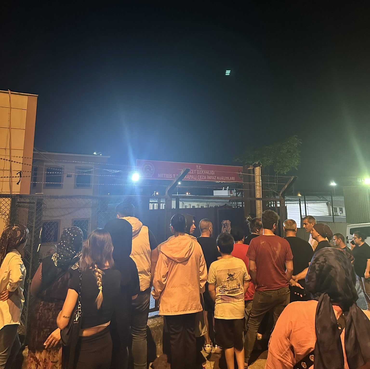 Metris Cezaevi'nde Panik! İsyan ve Yangın İddiaları Gündem 1 GWBTPqKWEAA0p8a