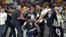 Göztepe-Fenerbahçe Maçında Ali Koç’a Şişe Saldırısı