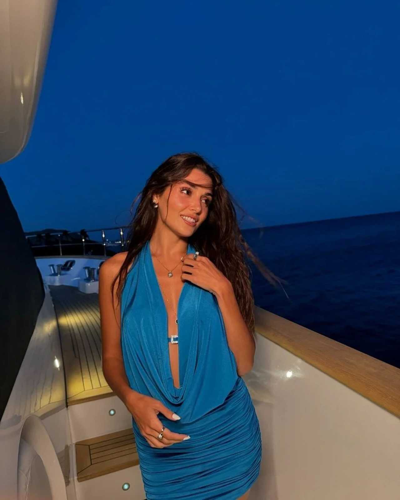 Hande Erçel'den Evlilik İddialarına Net Yanıt 3 Hande Ercelden Evlilik Iddialarina Net Yanit 4