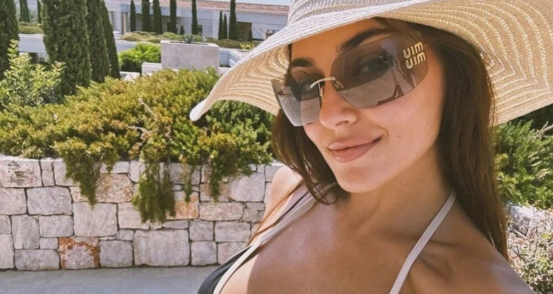 Hande Erçel’in Atina Tatilinden Yeni Pozlar
