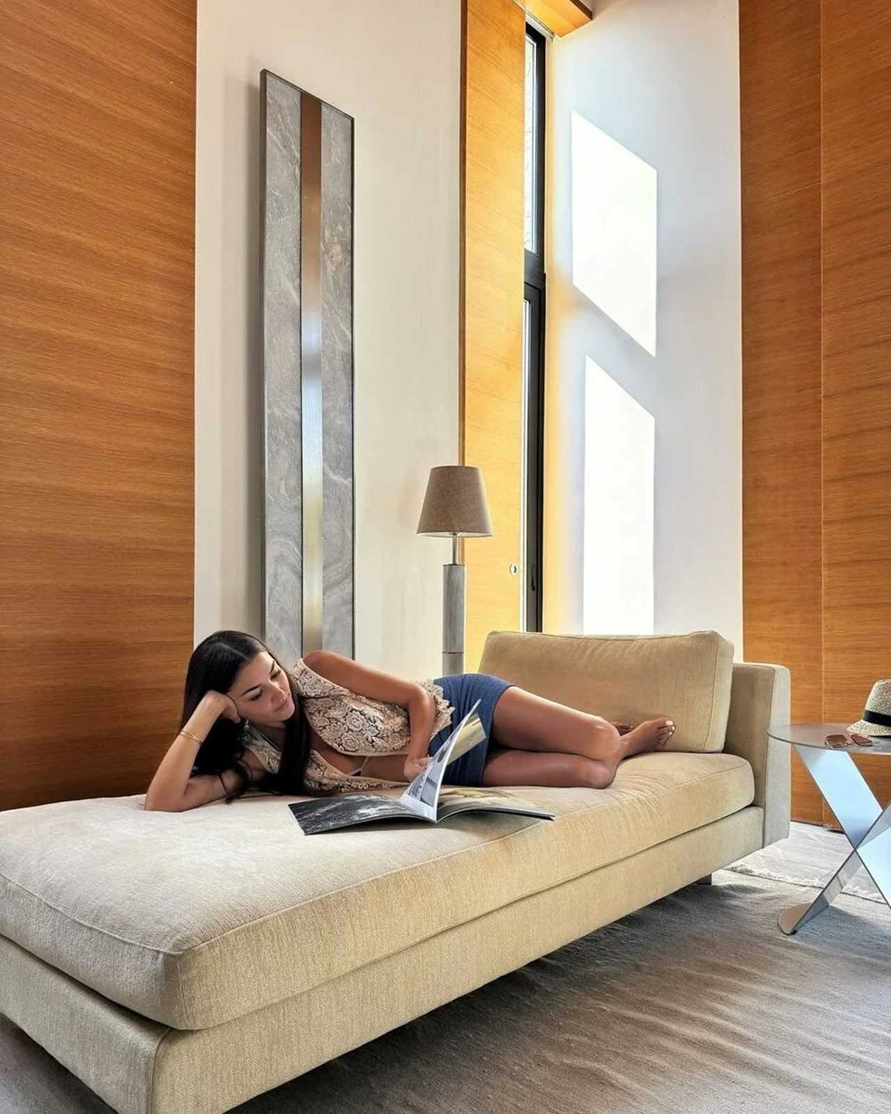 Hande Erçel'in Atina Tatilinden Yeni Pozlar 2 Hande Ercelin Atina Tatilinden Yeni Pozlar 3