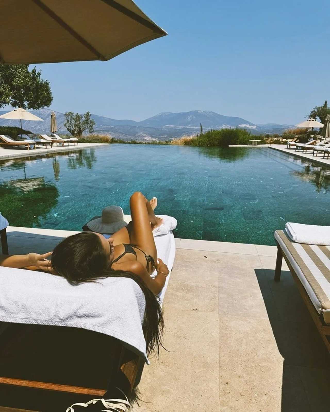 Hande Erçel'in Atina Tatilinden Yeni Pozlar 5 Hande Ercelin Atina Tatilinden Yeni Pozlar 6