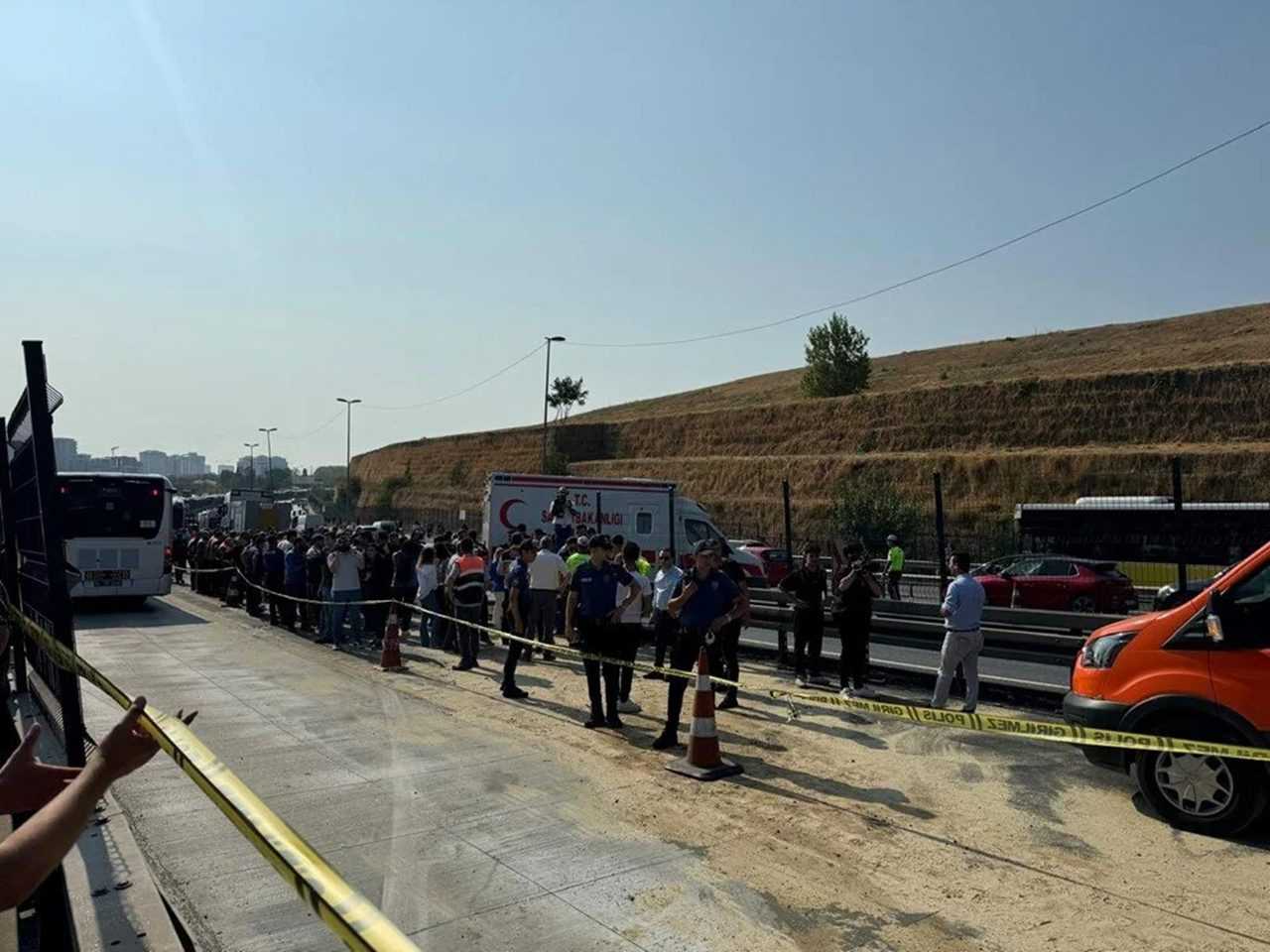İstanbul Metrobüs Kazası: Ölü ve Yaralılar Var 10 Istanbul Metrobus Kazasi 1 Olu 50 Yarali 11