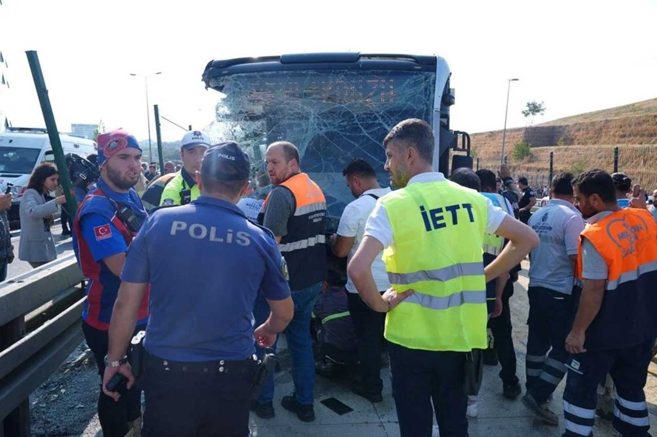İstanbul Metrobüs Kazası: Ölü ve Yaralılar Var 3 Istanbul Metrobus Kazasi 1 Olu 50 Yarali 4