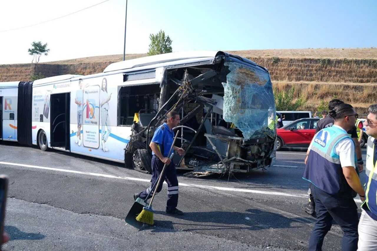 İstanbul Metrobüs Kazası: Ölü ve Yaralılar Var 5 Istanbul Metrobus Kazasi 1 Olu 50 Yarali 6