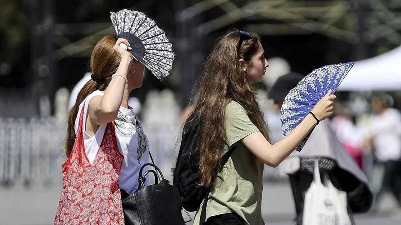 İstanbul'da Rekor Nem: Sıcak Hava Bunalttı 1 Istanbulda Rekor Nem Sicak Hava Bunaltti 2