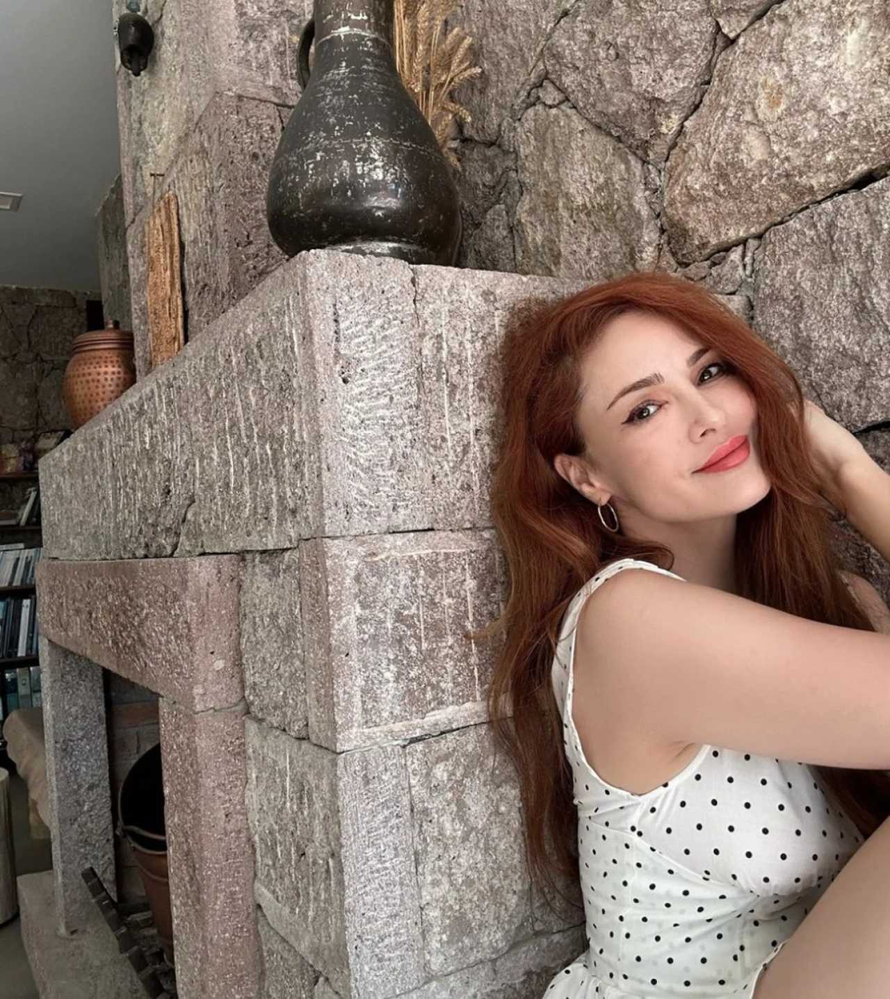 Mine Tugay'ın Beyaz Elbise Paylaşımı Sosyal Medyada Patladı 3 Mine Tugayin Beyaz Elbise Paylasimi Sosyal Medyada Patladi 3
