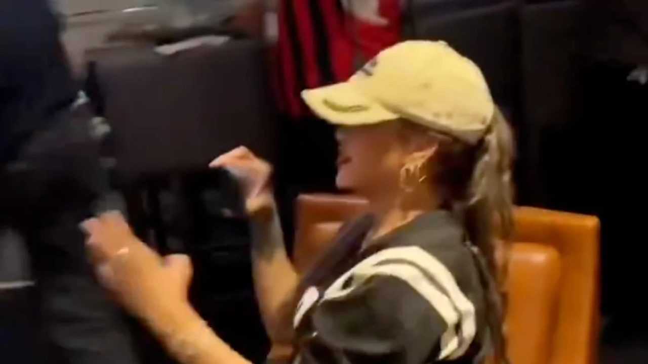 Rihanna'dan Şaşırtan Fotoğraf Yardımı 1 Rihannadan Sasirtan Fotograf Yardimi 2